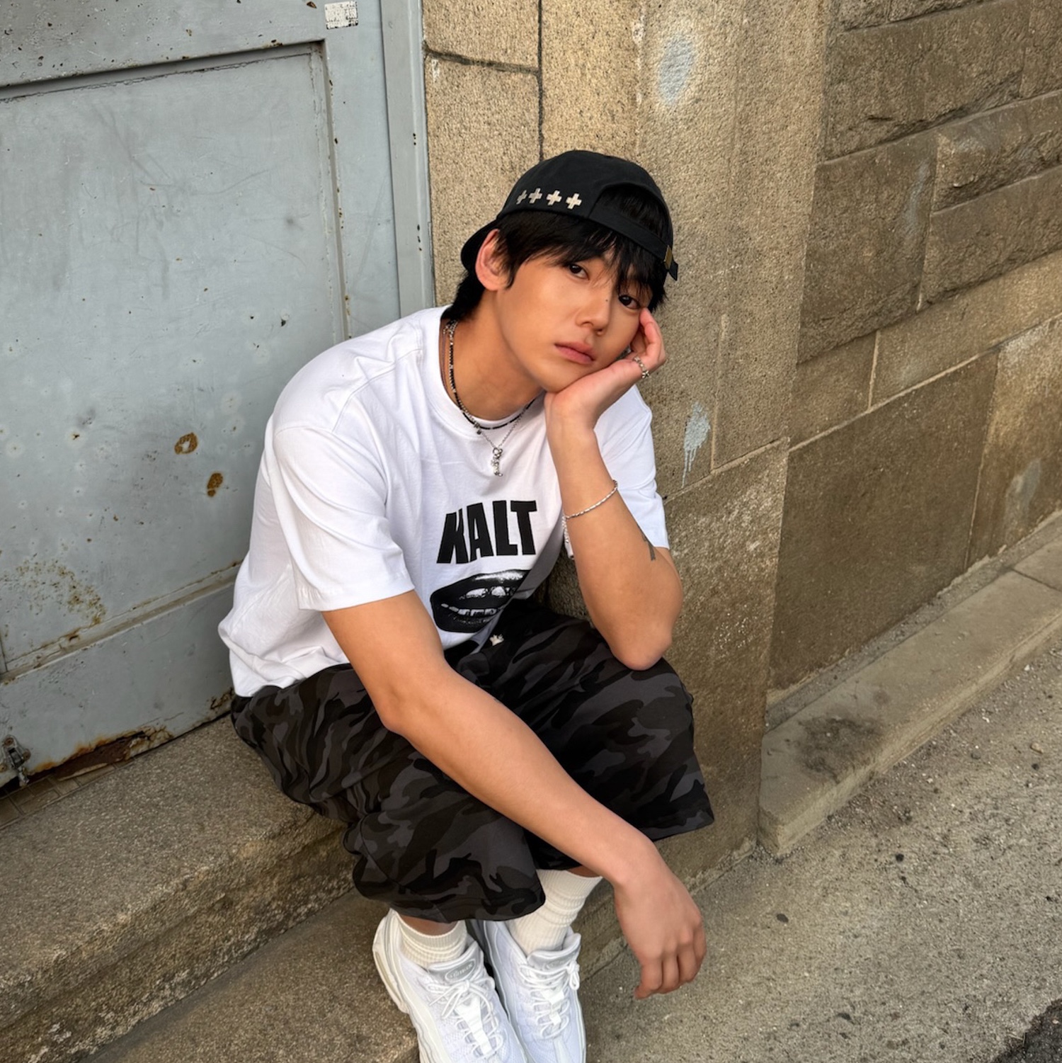 AMOU Camo One Tuck Bermuda Pants Charcoal, AMOU Kalt Lips Half T-Shirts White 착용 스타일 - 2