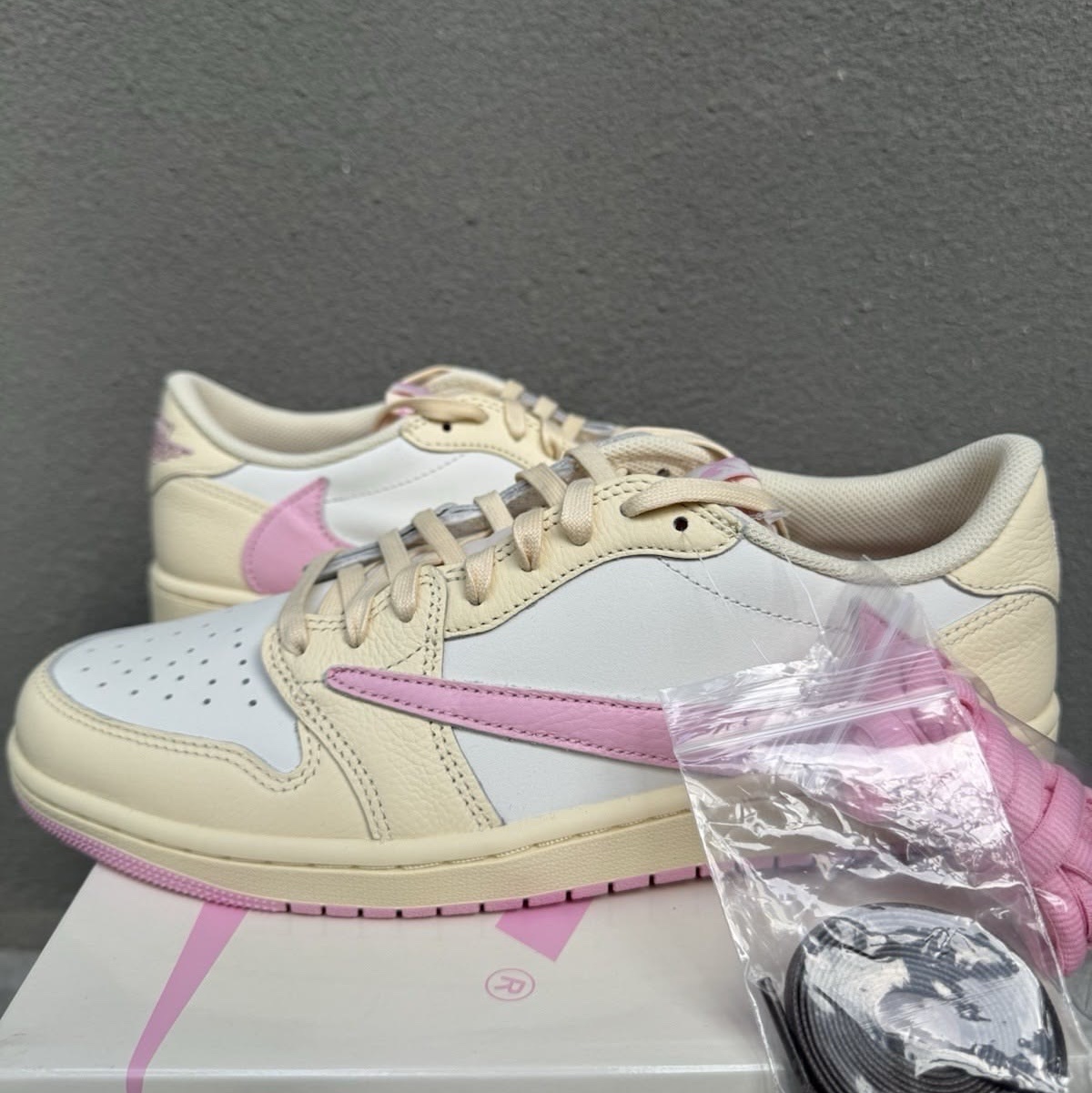 Jordan 1 x Travis Scott Retro Low OG SP Muslin Shy Pink, Jordan 1 x Travis Scott Retro Low OG SP Sail Tropical Pink 착용 스타일 - 2