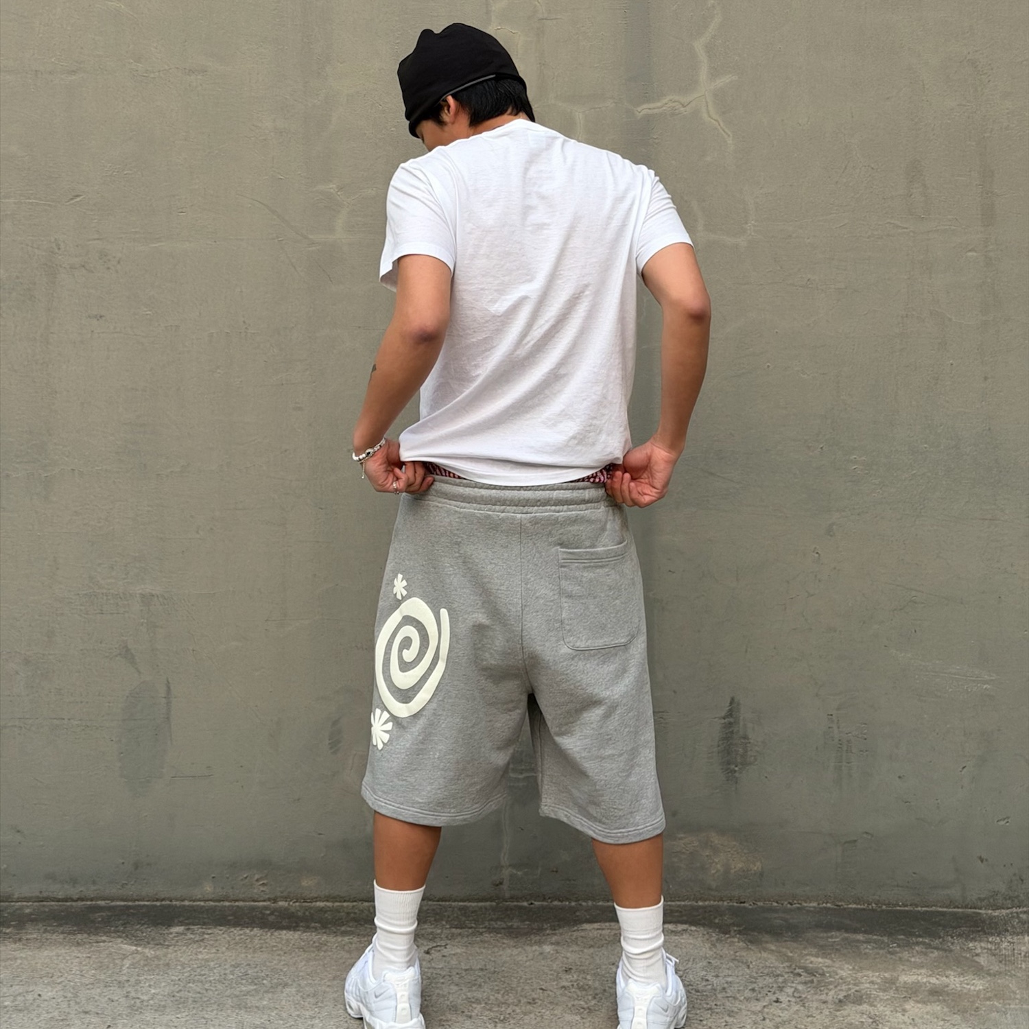AMOU Molly One Tuck Bermuda Pants Gray 착용 스타일 - 4