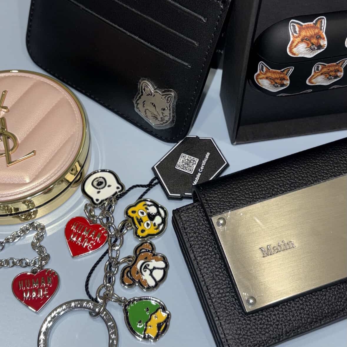 Human Made Animal Keyring Silver, Maison Kitsune x Native Union All Over Fox Head Airpods Pro 2 Case Black 착용 스타일 - 2