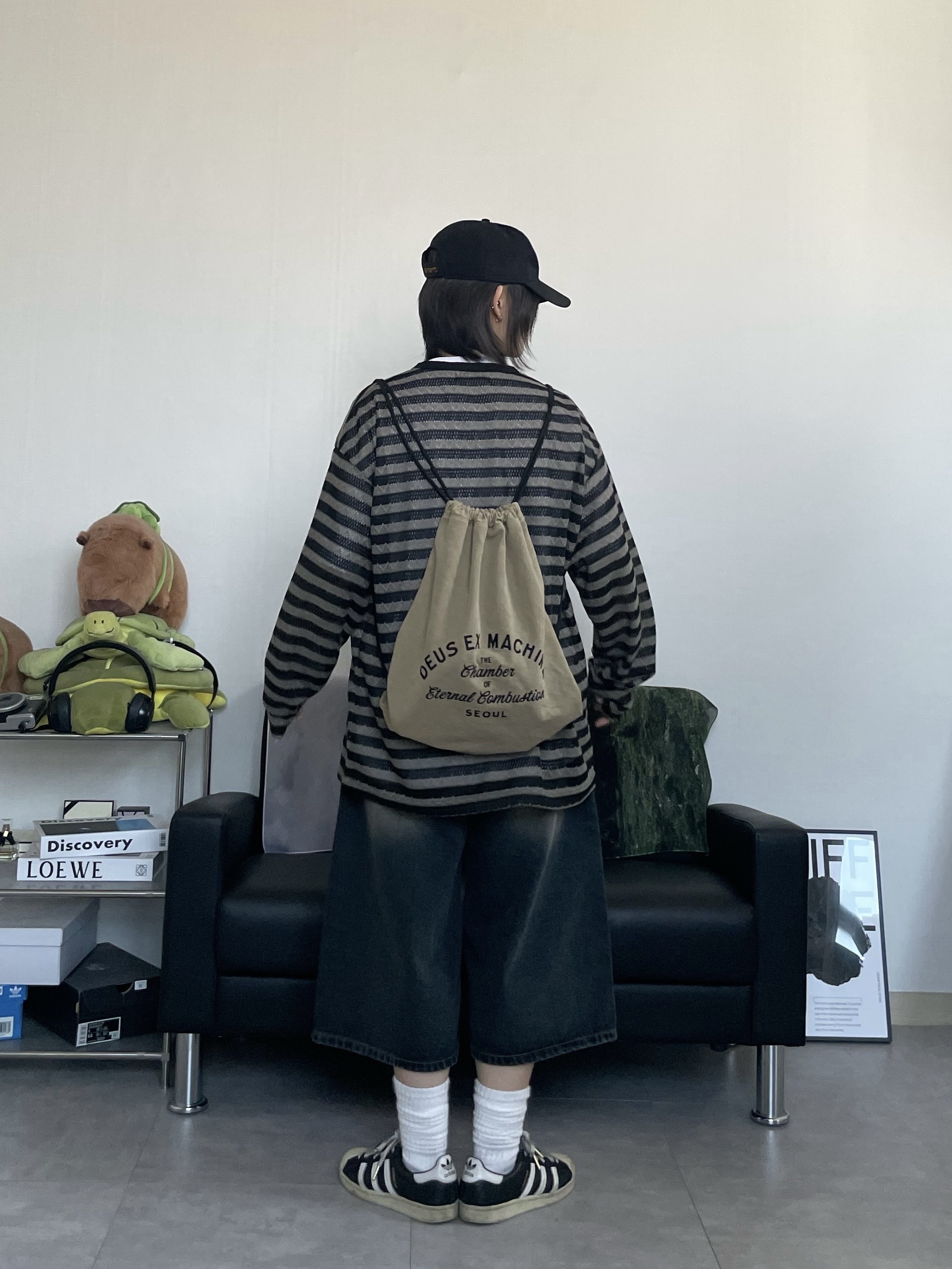 Carhartt Canvas Cap Black, Deus Ex Machina String Bag Tan 착용 스타일 - 2