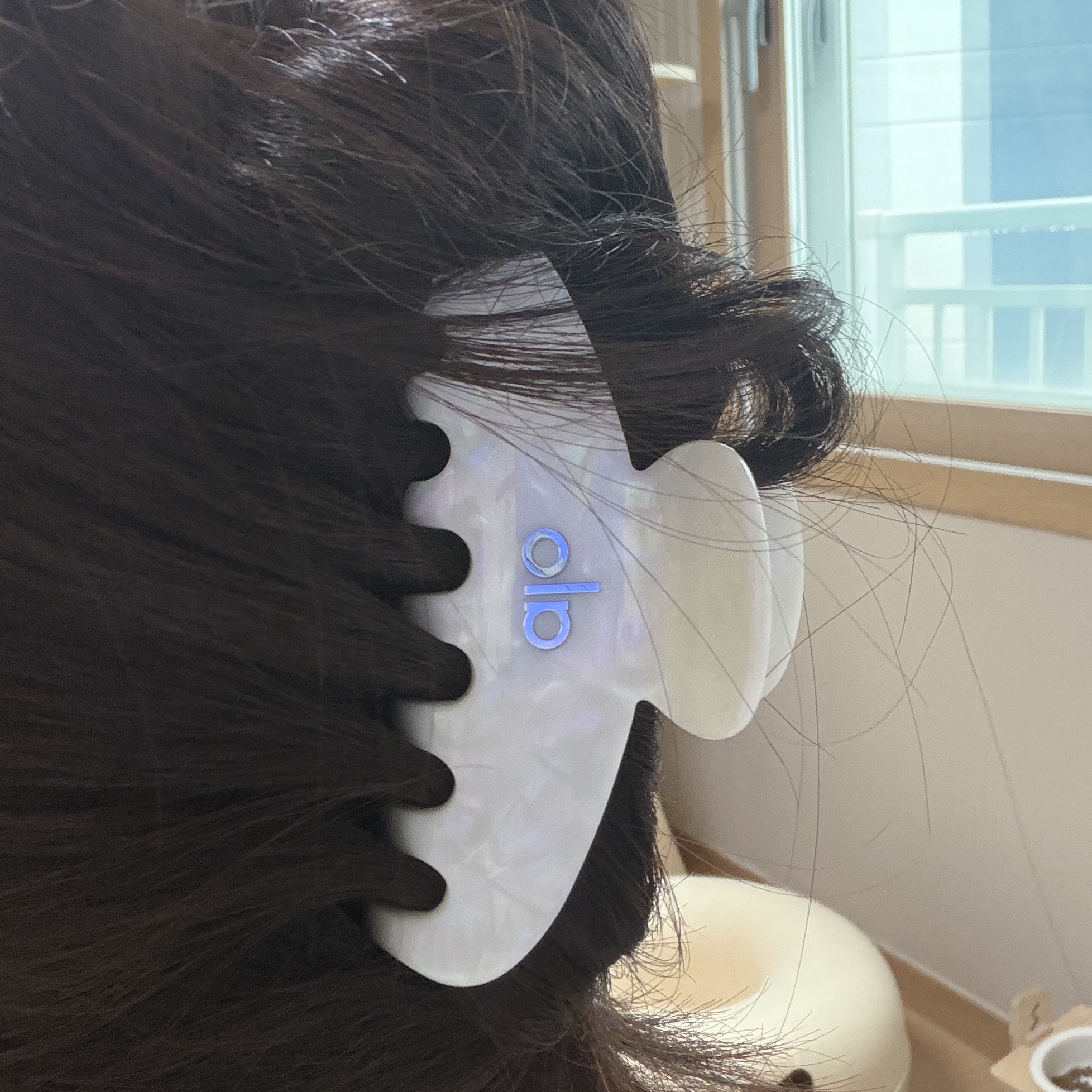 (W) Alo Yoga 90's Claw Clip White Pearl 착용 스타일 - 2