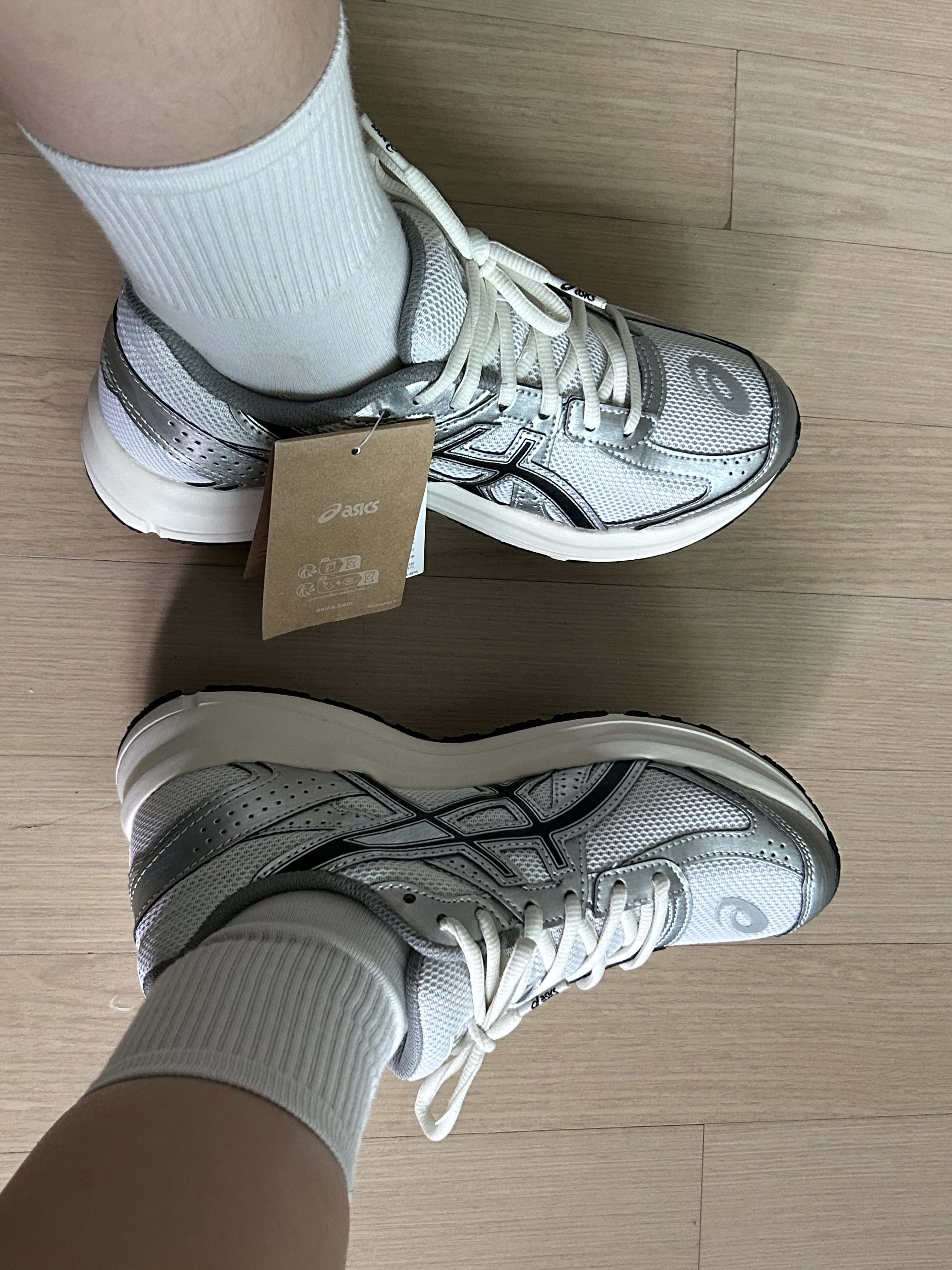 Asics Jog 100 S White Black - 2E Wide 착용 스타일 - 5