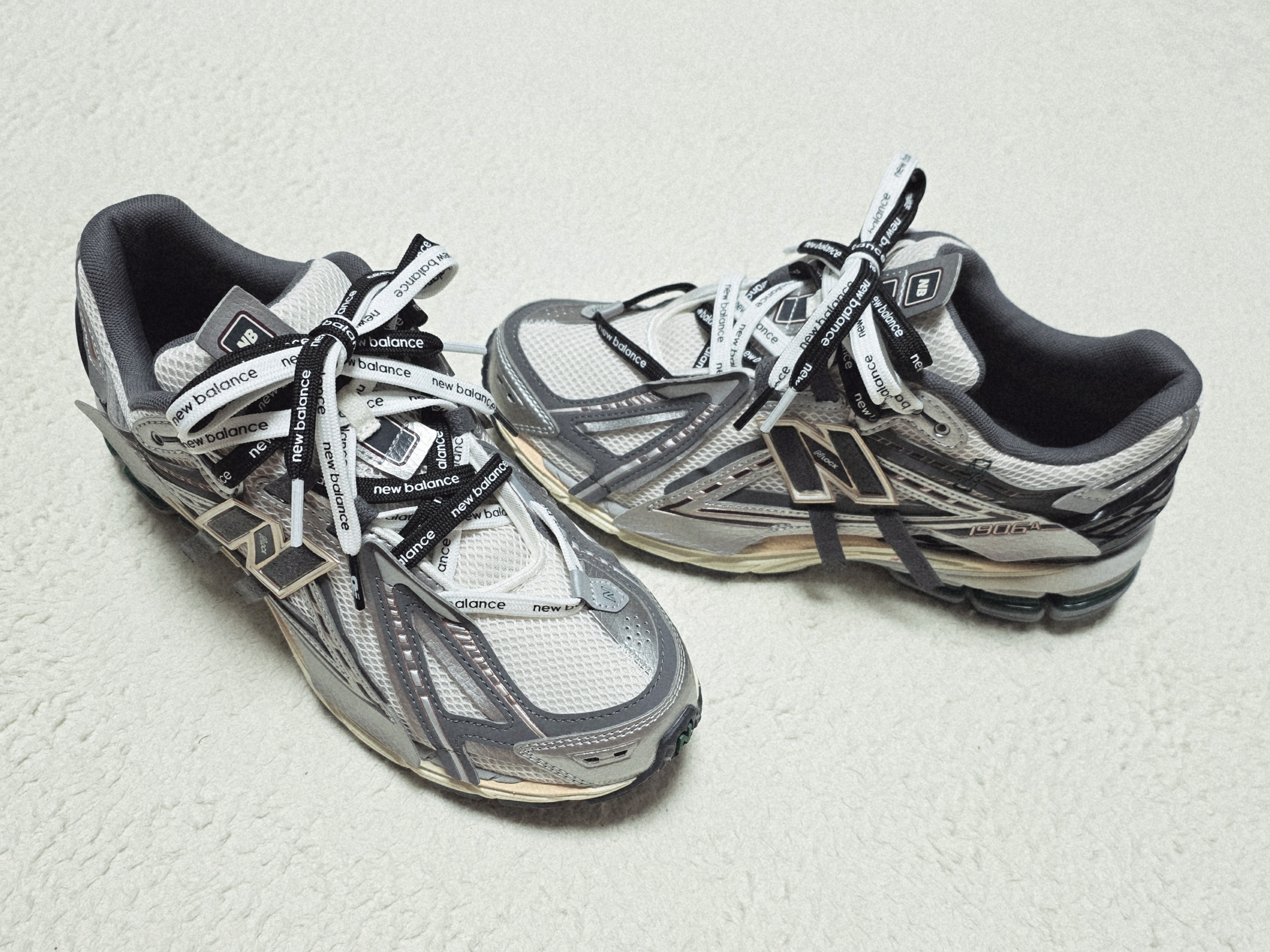New Balance 1906A Silver Metallic Castlerock 착용 스타일 - 1