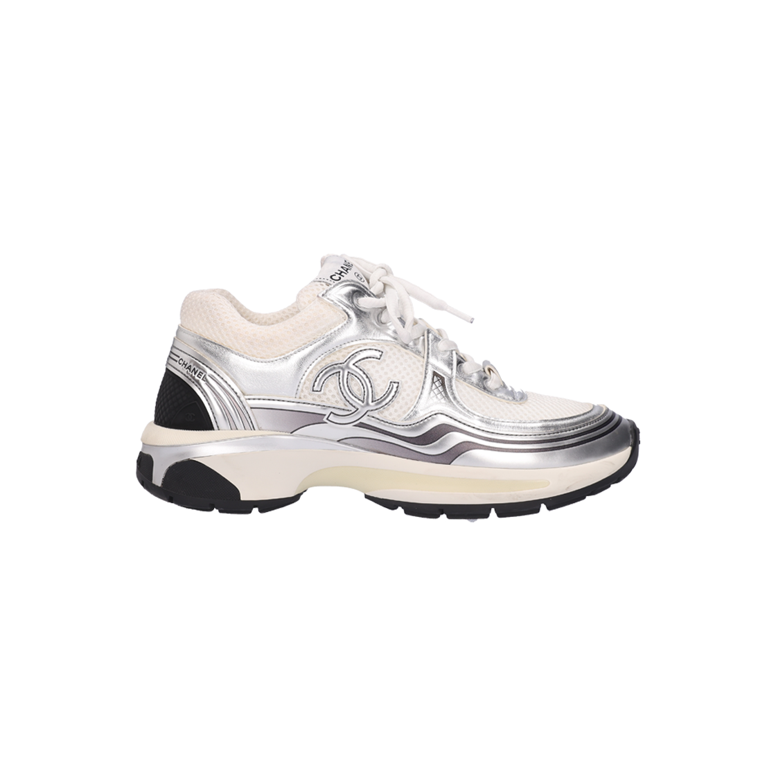 샤넬 G39792 CC 로고 패브릭 라미네이티드 스니커즈 패브릭 화이트 & 실버 37(Chanel G39792 CC Logo Fabric Laminated Sneakers in White & Silver)