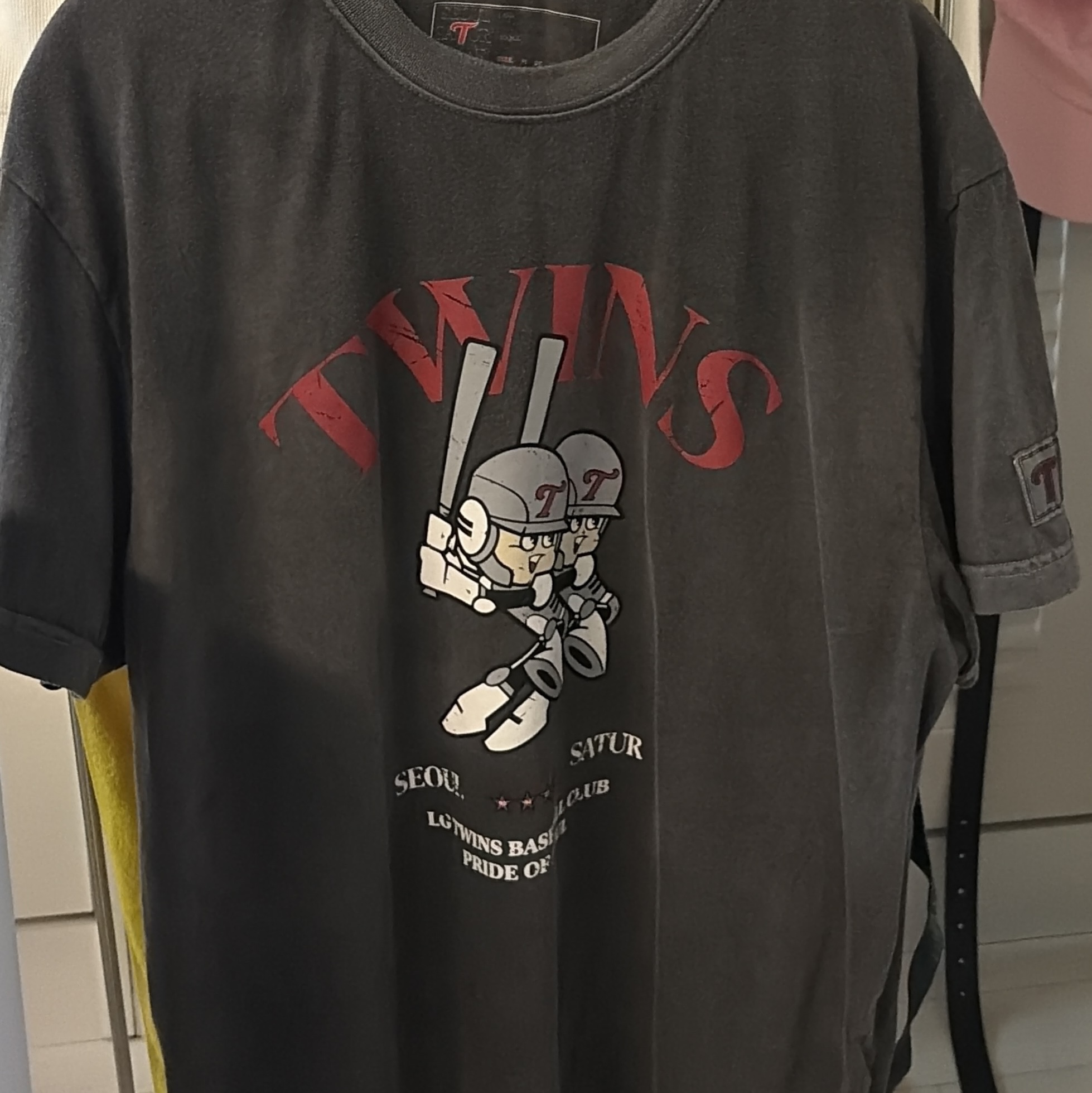 SATUR X LG TWINS T-Shirt Charcoal 착용 스타일