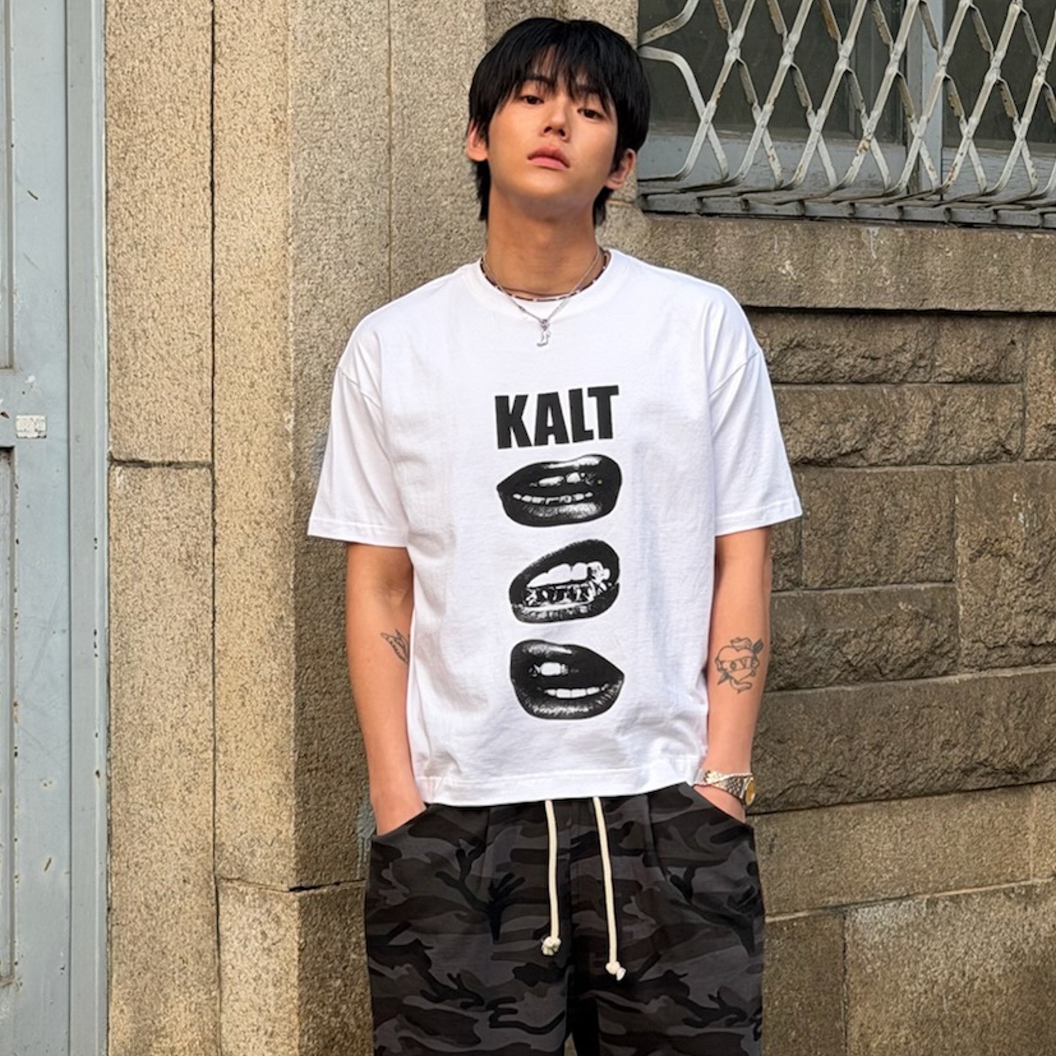 AMOU Camo One Tuck Bermuda Pants Charcoal, AMOU Kalt Lips Half T-Shirts White 착용 스타일 - 2