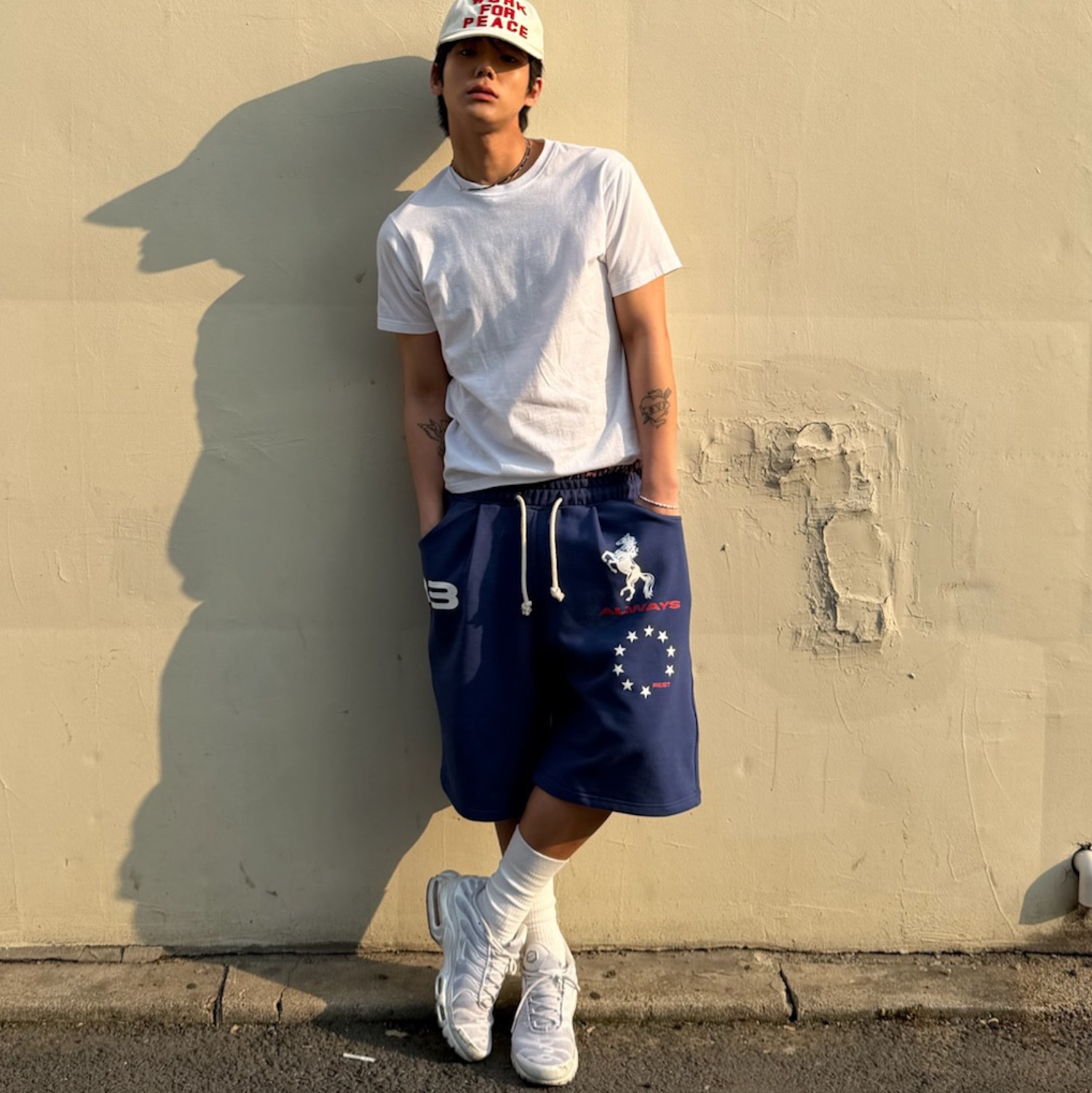 AMOU Horse One Tuck Bermuda Pants Blue 착용 스타일 - 3