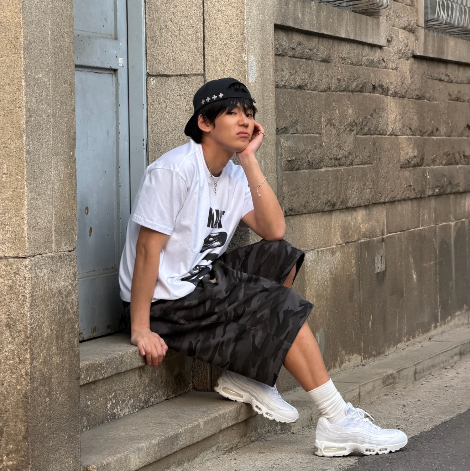 AMOU Camo One Tuck Bermuda Pants Charcoal, AMOU Kalt Lips Half T-Shirts White 착용 스타일 - 1
