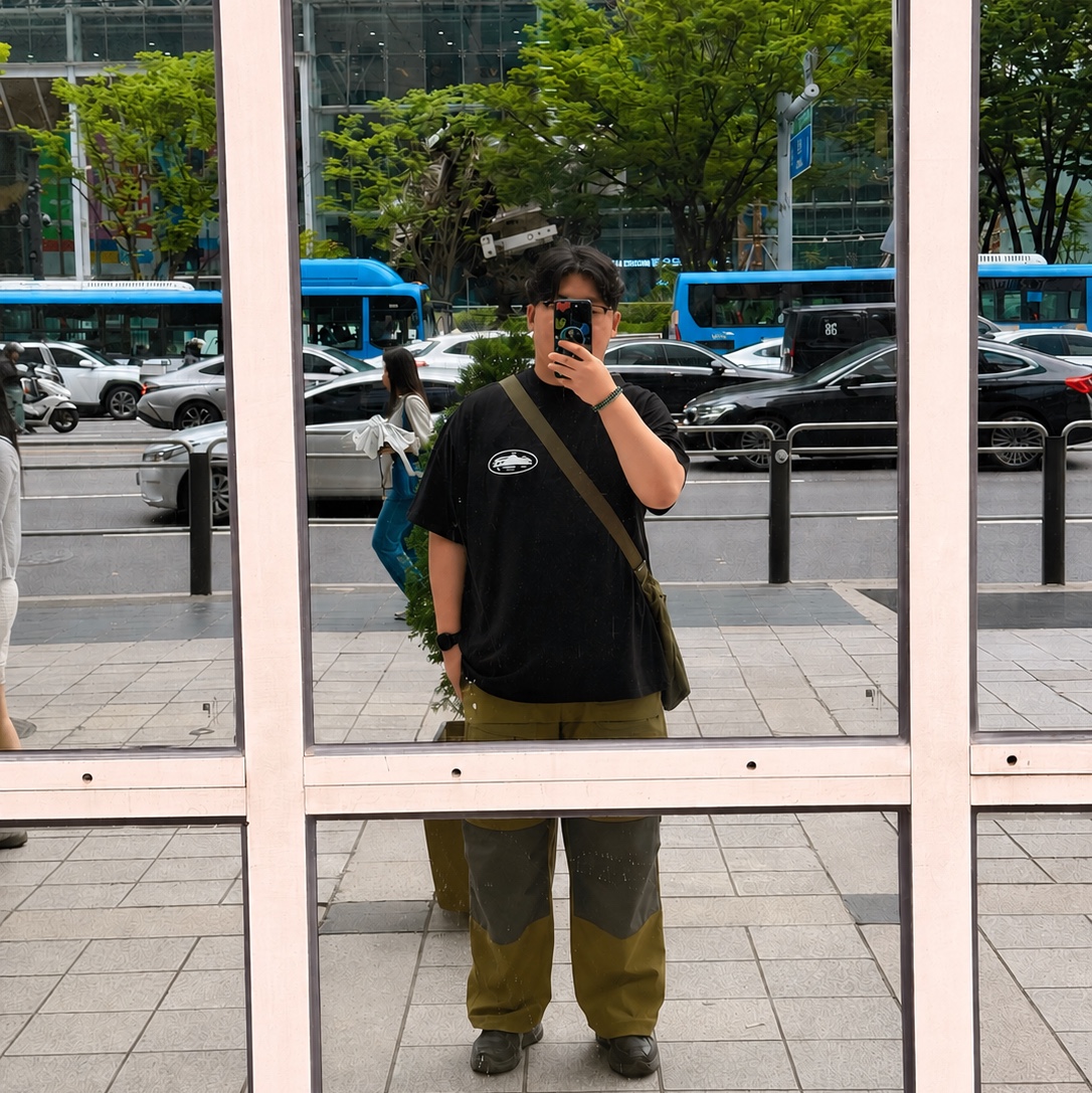 Corteiz OG Island T-Shirt Black, Nike ACG Smith Summit Zip Cargo Pants Olive Flak Anthracite - Asia 착용 스타일