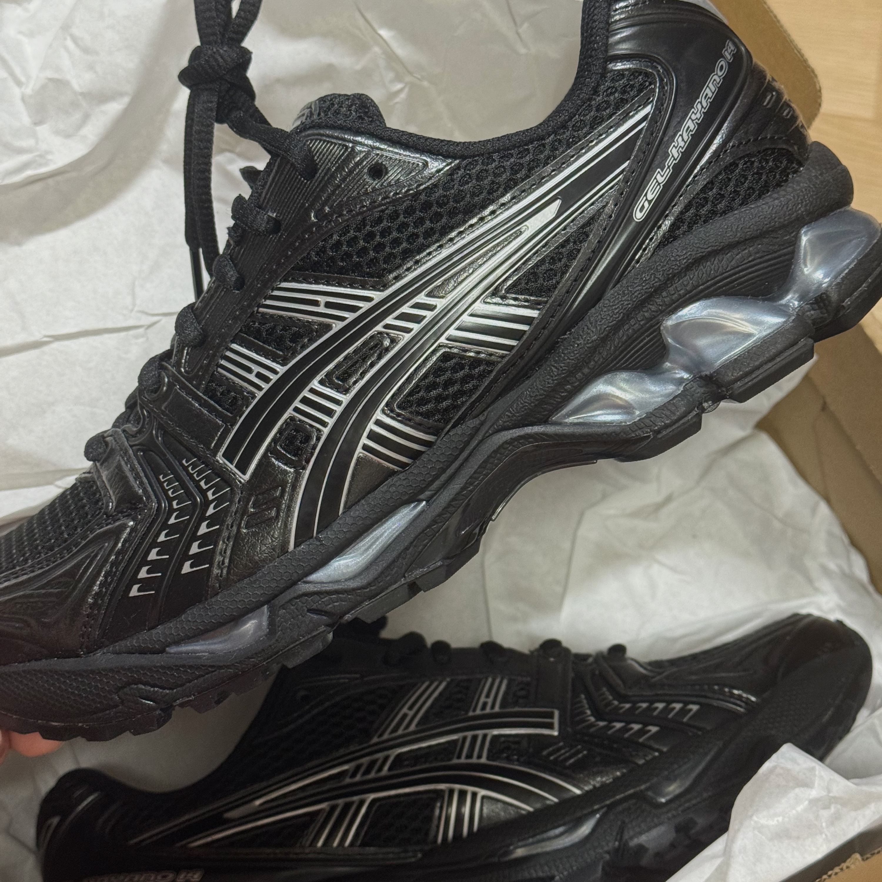 Asics Gel-Kayano 14 Black Pure Silver 착용 스타일 - 2