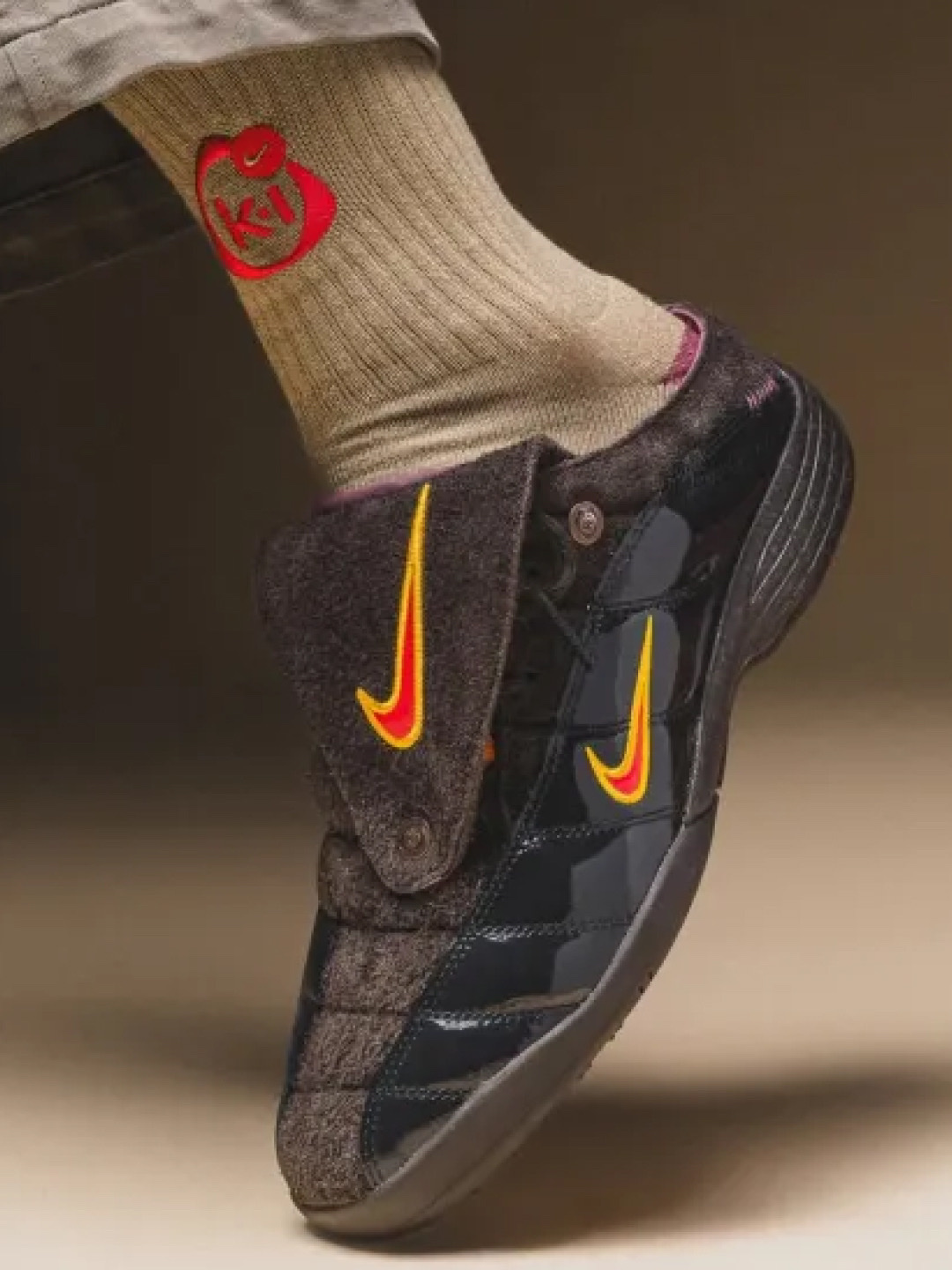 Nike x Kids of Immigrants Total 90 Mule Velvet Brown University Gold, Nike x Kids of Immigrants Total 90 Mule Khaki University Gold ์ฐฉ์ฉ ์คํ์ผ - 2