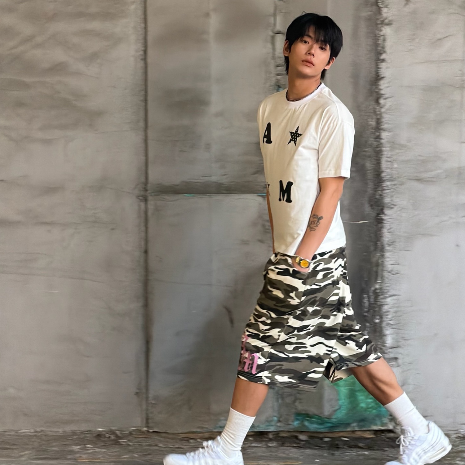 AMOU AM Star Half T-Shirts White, AMOU Camo One Tuck Bermuda Pants Beige 착용 스타일 - 2