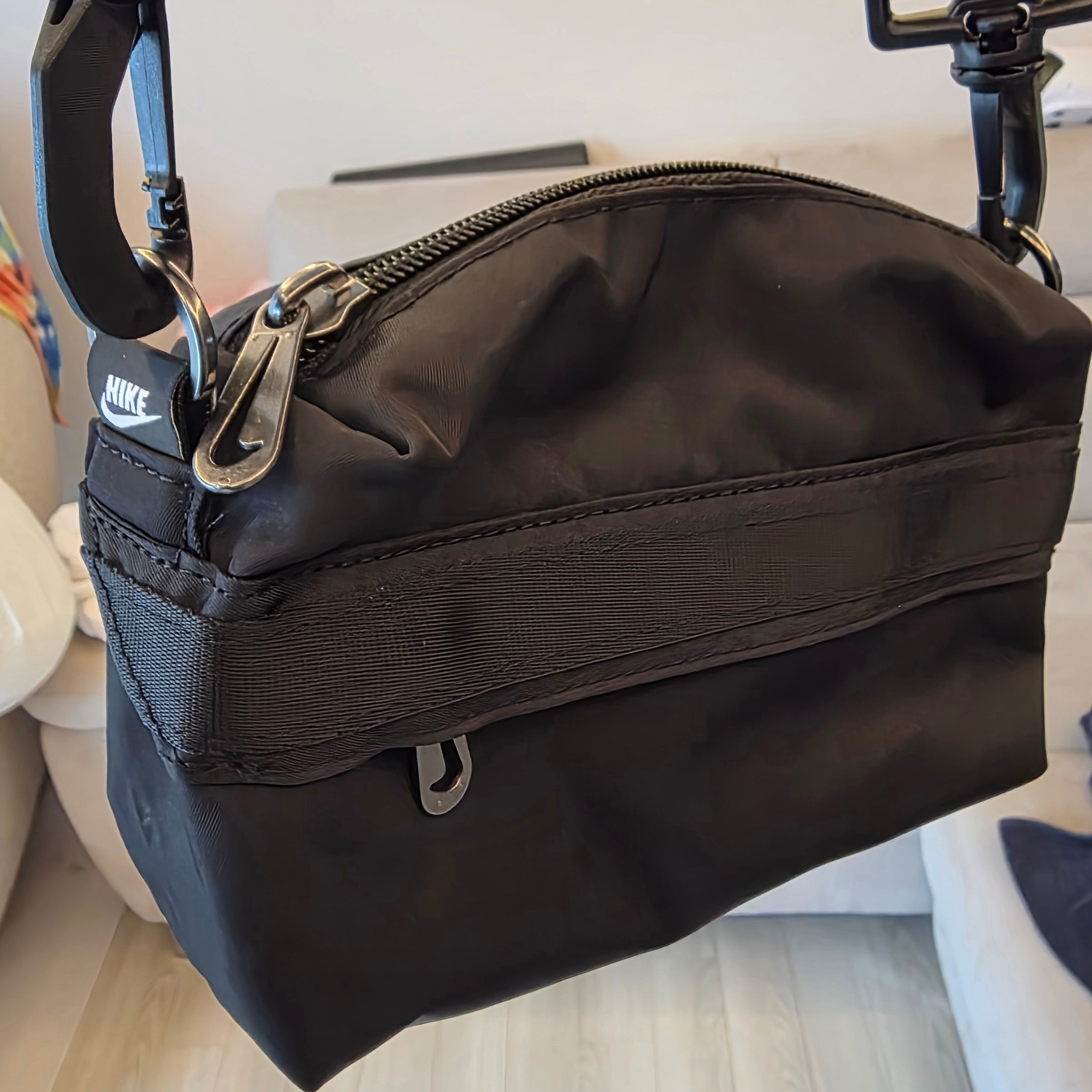Nike NSW Futura Luxe Crossbody Bag 1L Black 착용 스타일 - 1