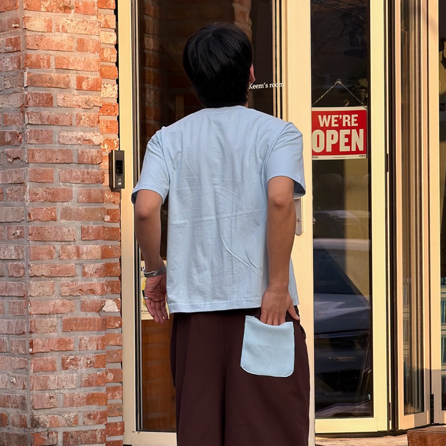 AMOU Peace One Tuck Bermuda Pants Brown, AMOU AM Star Half T-Shirts Light Blue 착용 스타일 - 2