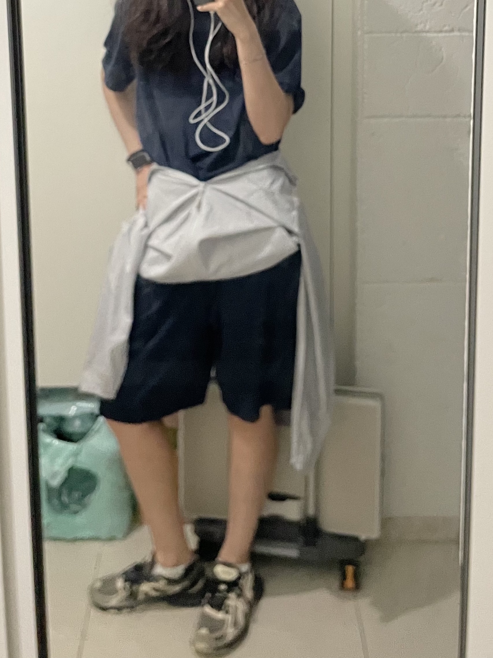 On Running Essential Shorts Navy 착용 스타일