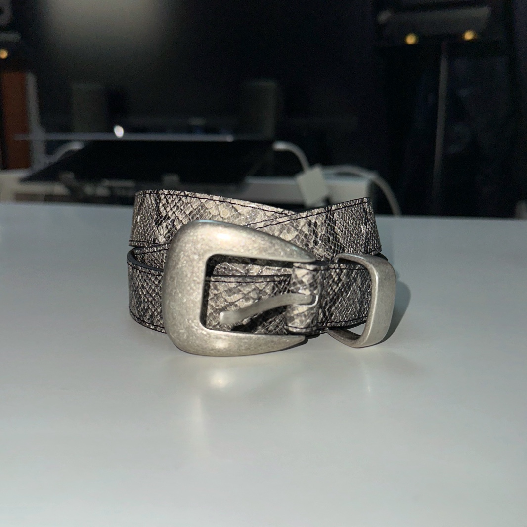 AX CONNECTION Light Snake Texture Belt Beige 착용 스타일