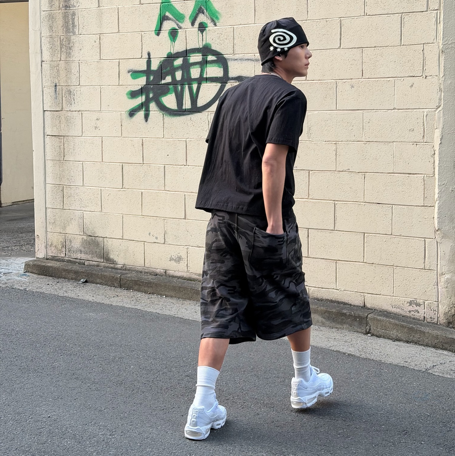 AMOU Camo One Tuck Bermuda Pants Charcoal 착용 스타일 - 1
