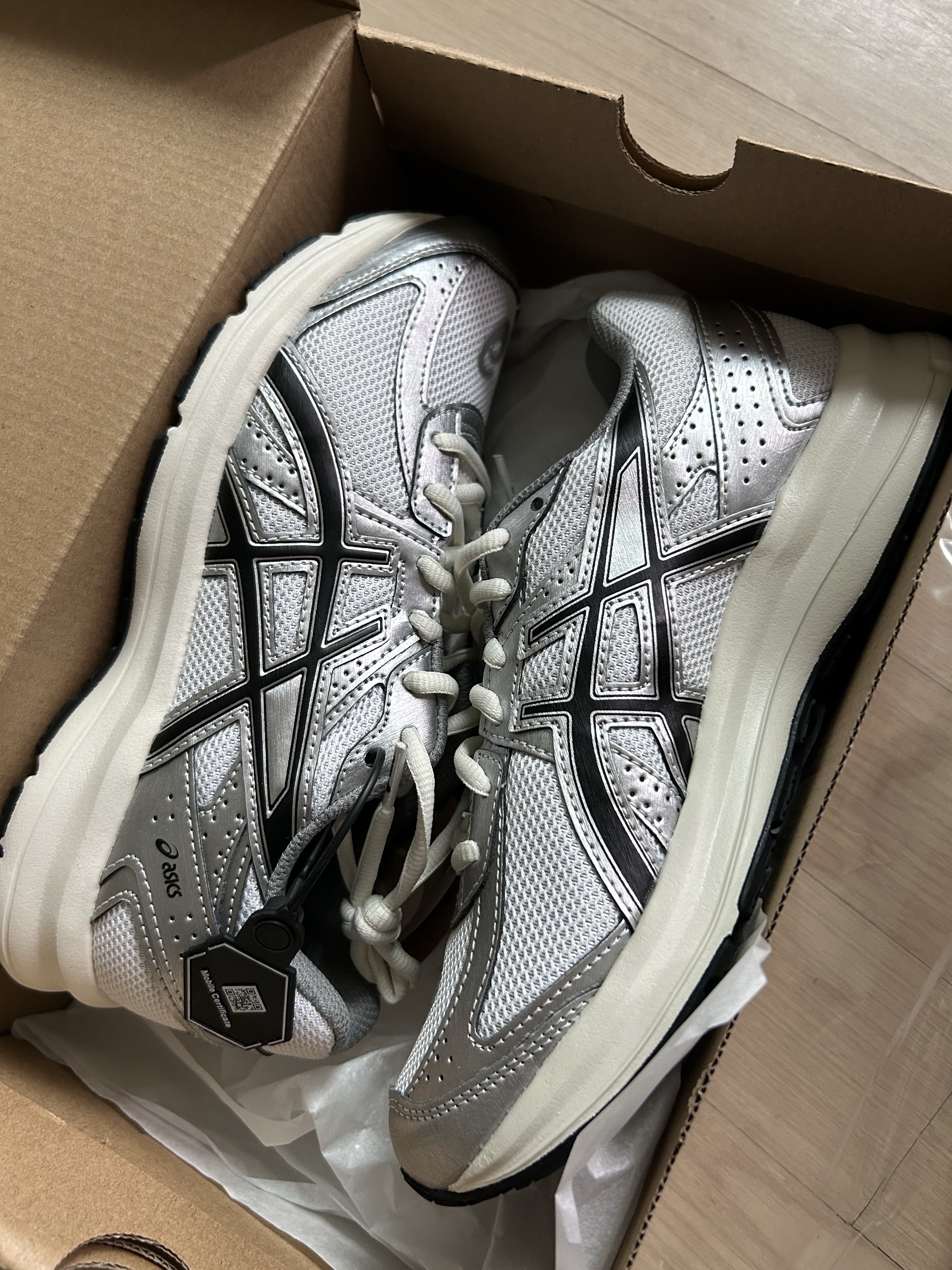 Asics Jog 100 S White Black - 2E Wide 착용 스타일 - 1