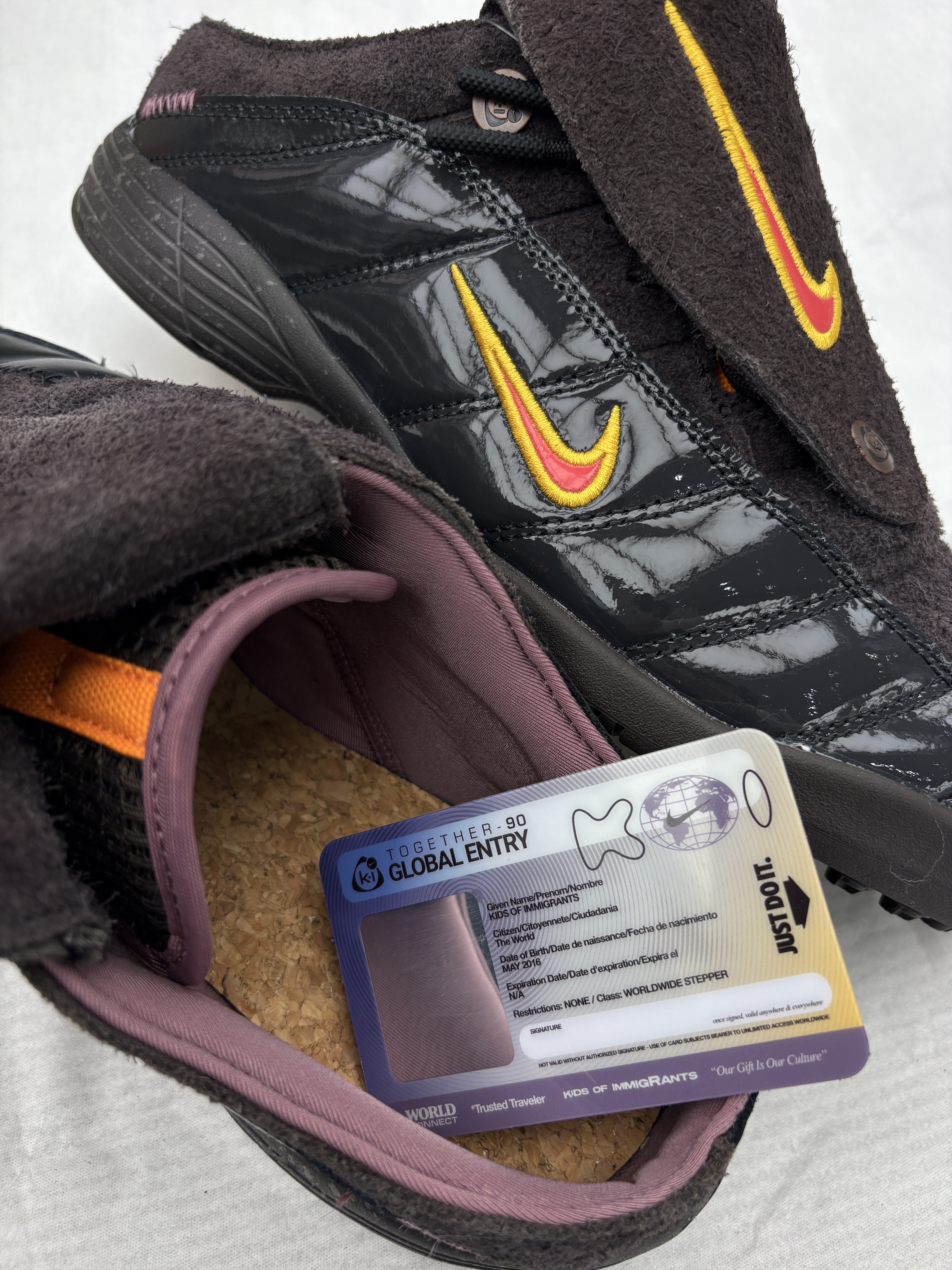 Nike x Kids of Immigrants Total 90 Mule Velvet Brown University Gold 착용 스타일 - 1