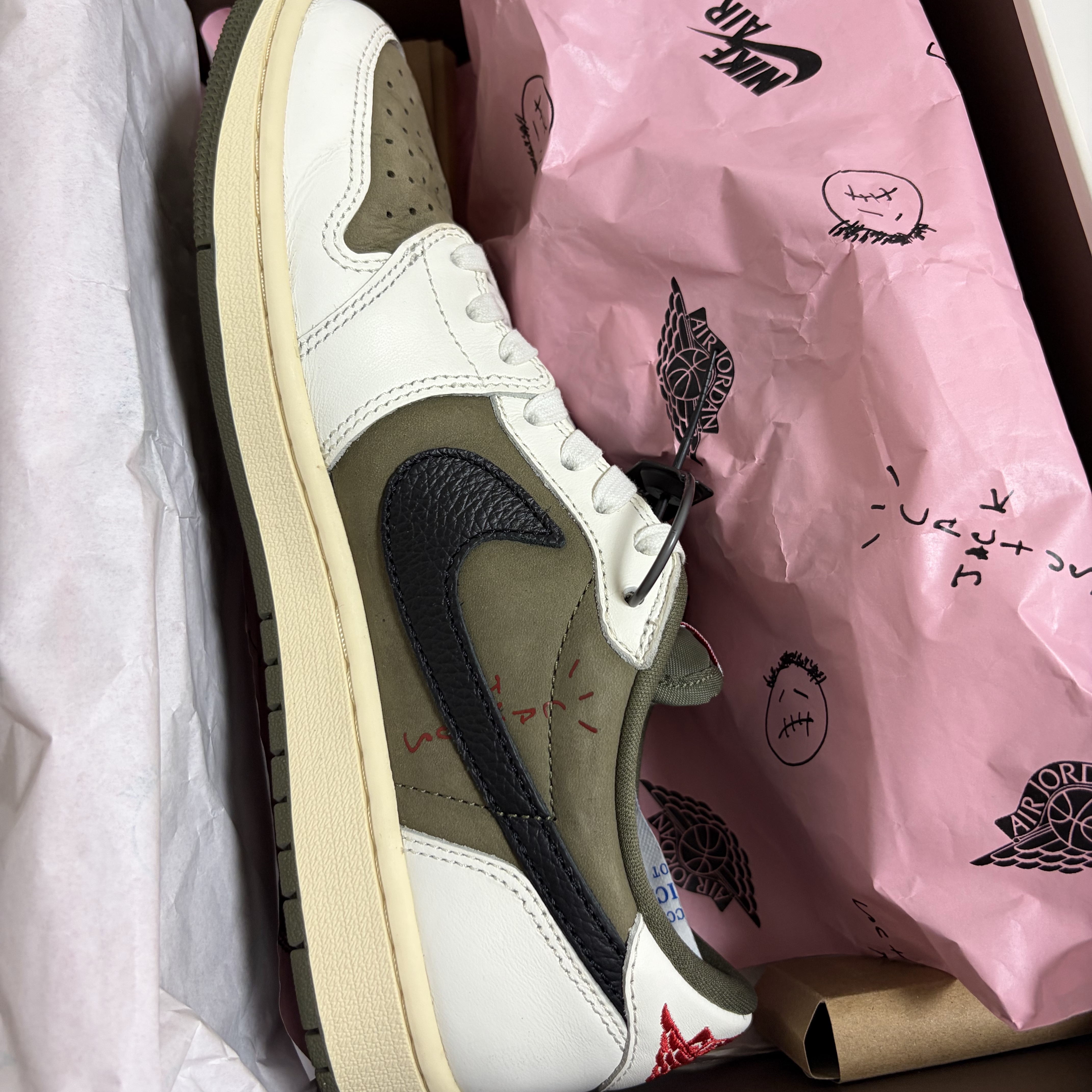 Jordan 1 x Travis Scott Retro Low OG SP Sail and Ridgerock, Jordan 1 x Travis Scott x Fragment Retro Low OG SP Military Blue 착용 스타일