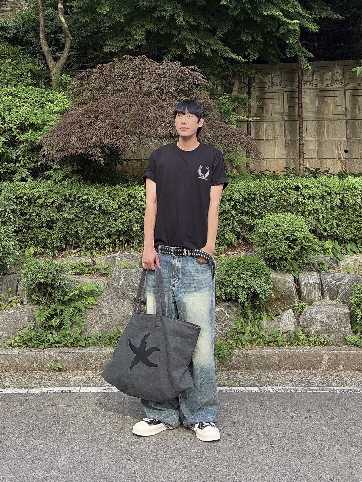Thevinylhouse Lucky House Tee Black 착용 스타일 - 3