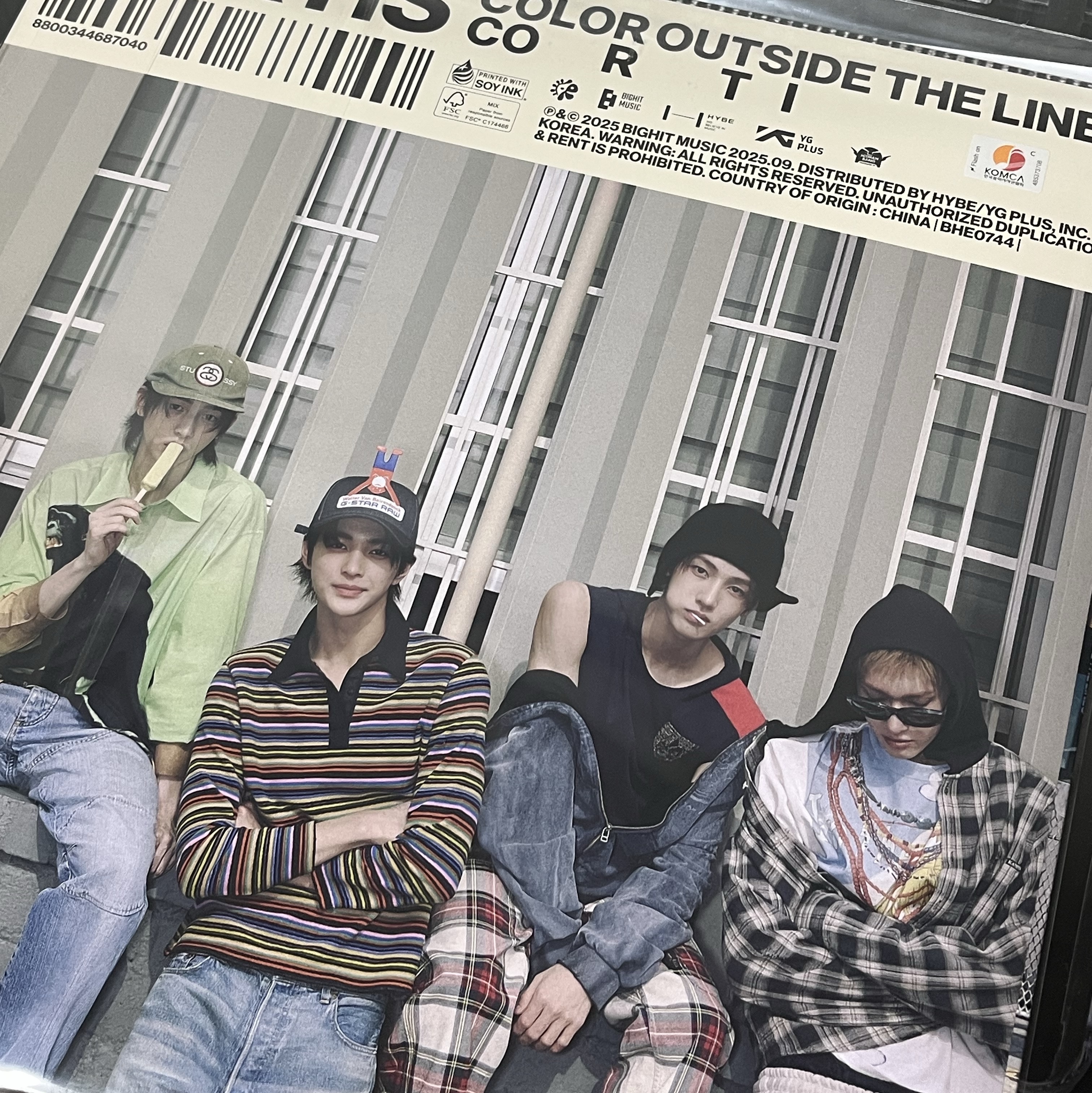 Cortis The 1st EP Color Outside The Lines LP Sand 착용 스타일