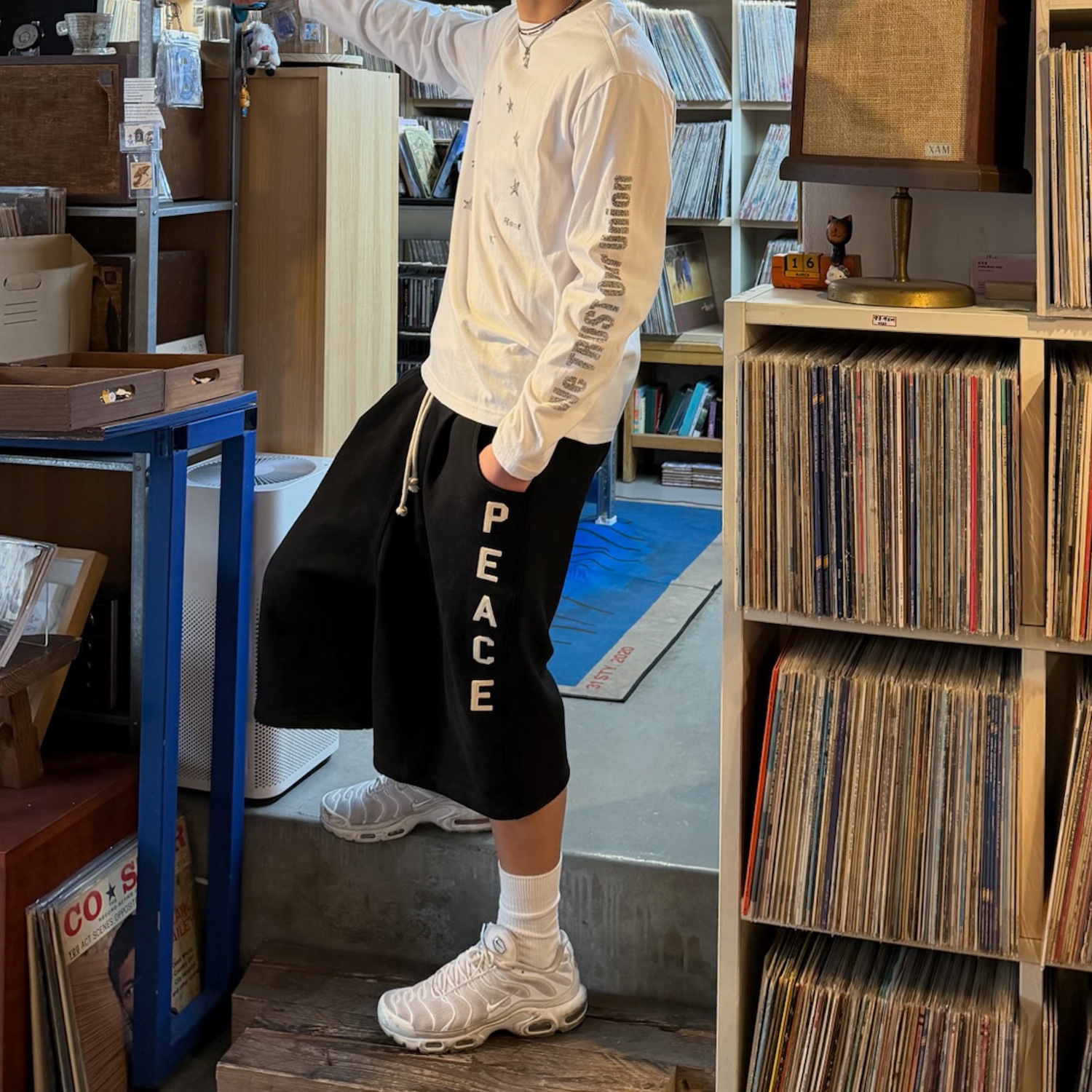 AMOU Peace One Tuck Bermuda Pants Black 착용 스타일 - 1