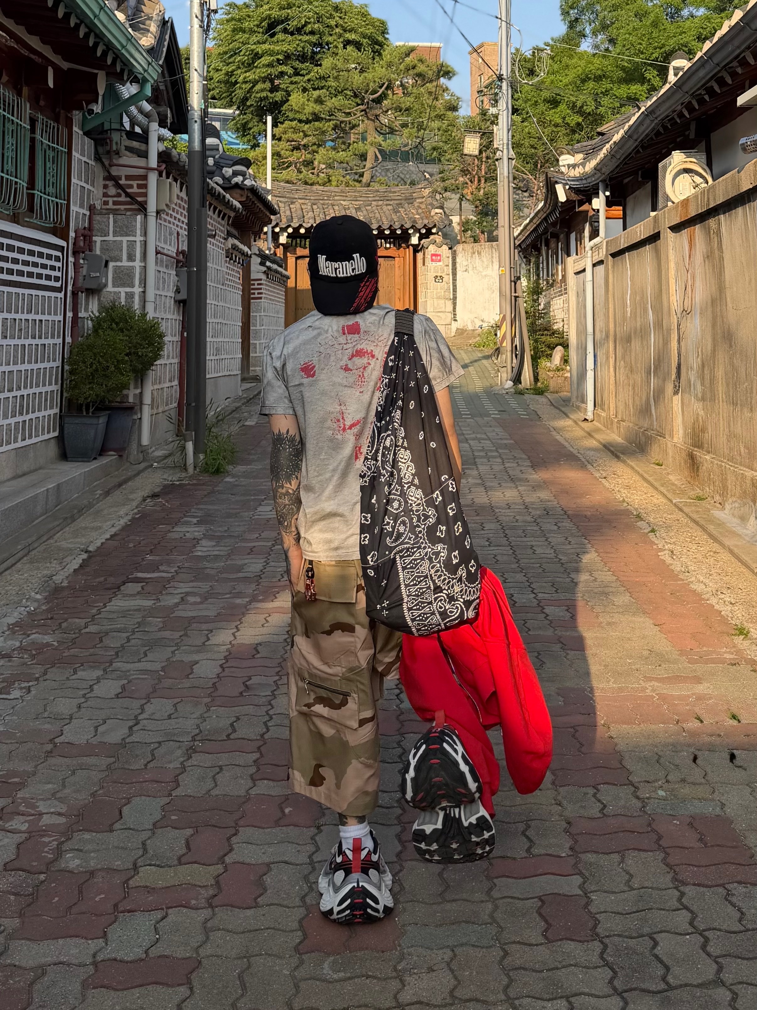 tornortied Messiah T-Shirt
Gray, Kapital Gauze Bandana Beach Snuffkin Bag Black 착용 스타일 - 2