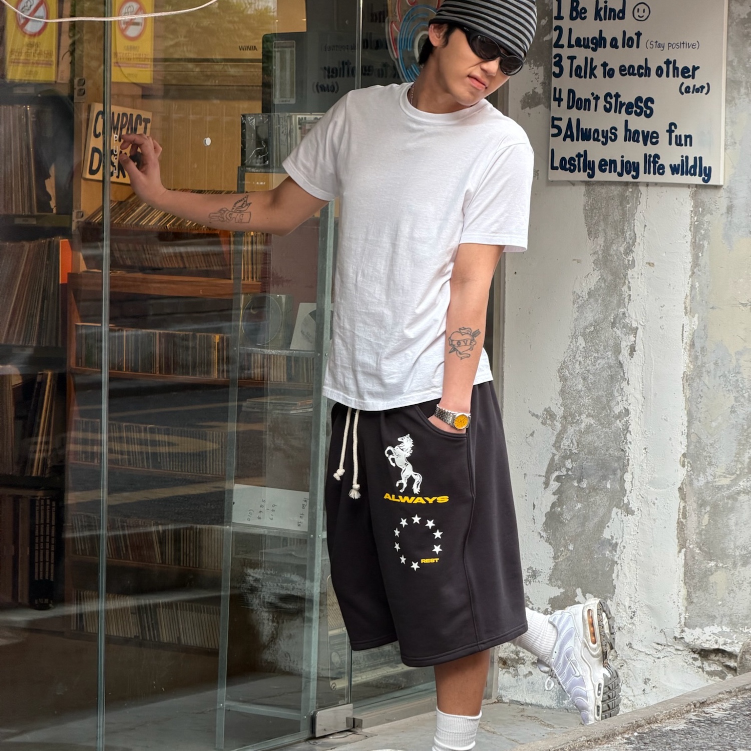 AMOU Horse One Tuck Bermuda Pants Black 착용 스타일