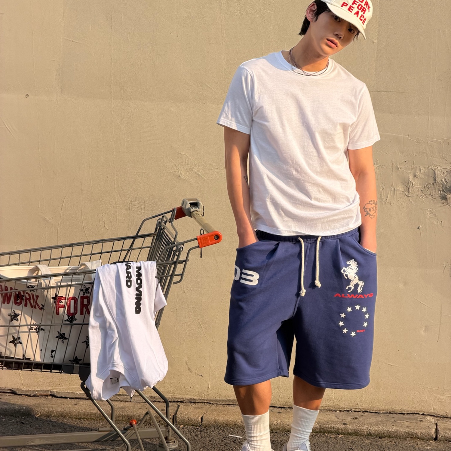 AMOU Horse One Tuck Bermuda Pants Blue 착용 스타일 - 1