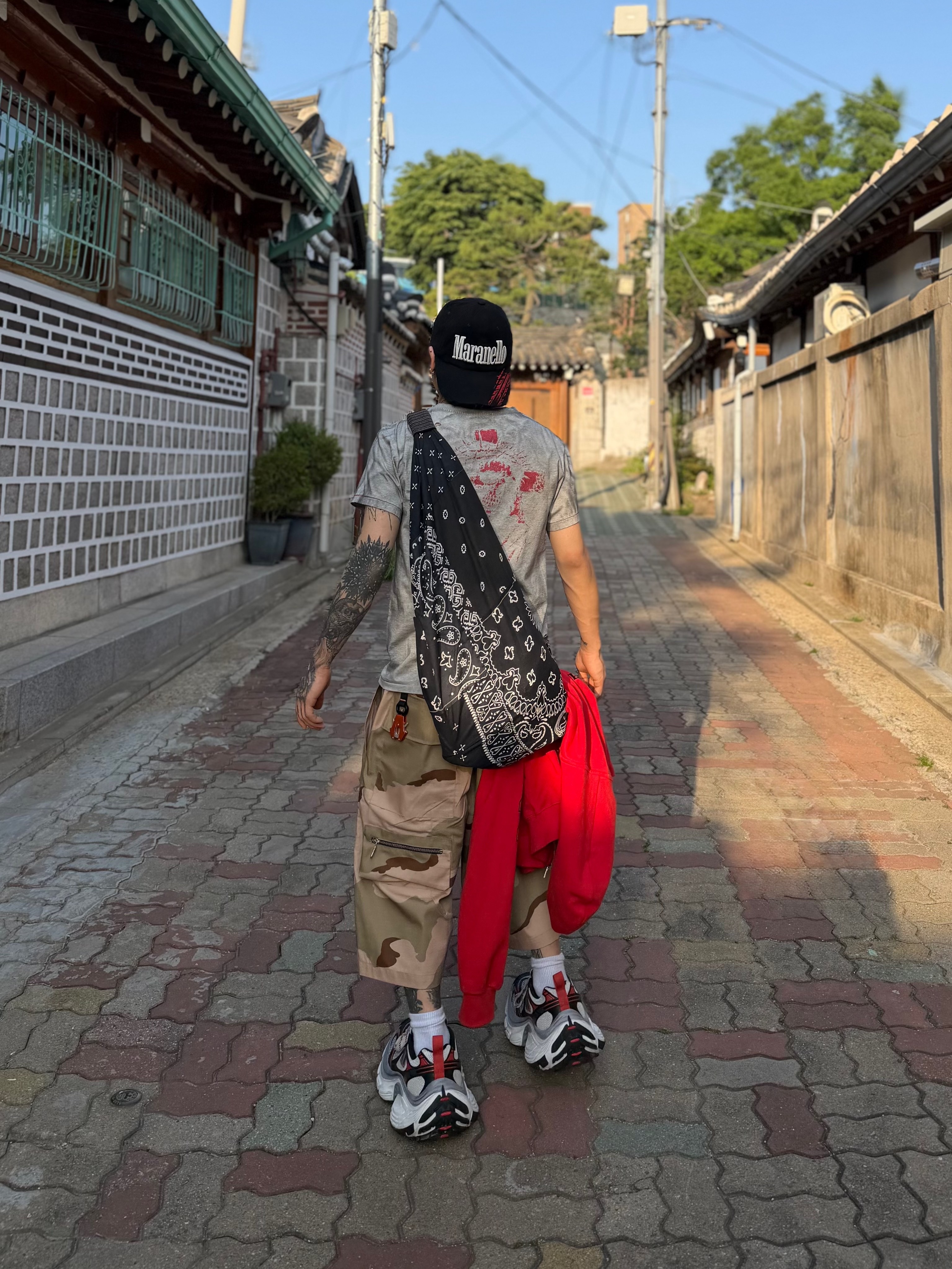 tornortied Messiah T-Shirt
Gray, Kapital Gauze Bandana Beach Snuffkin Bag Black 착용 스타일 - 1