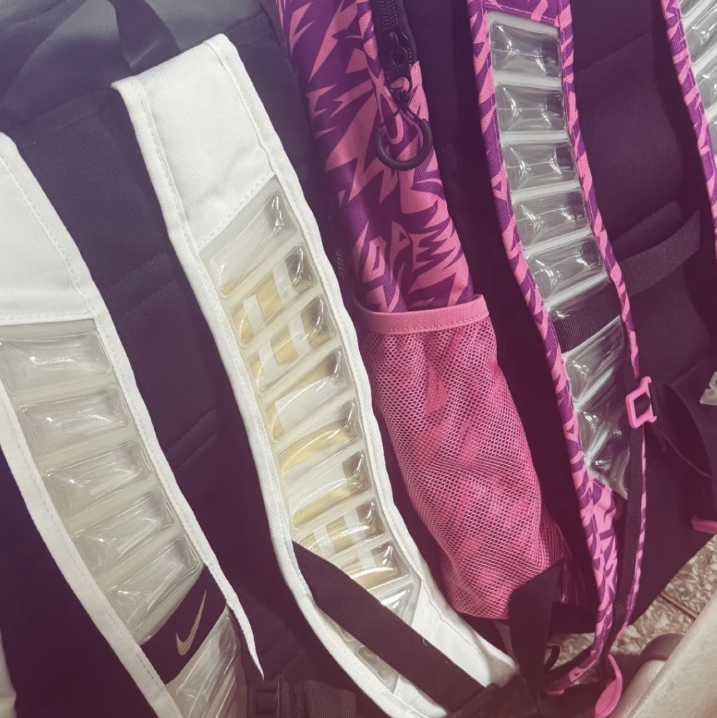 Nike Varsity Elite Kay Yow Backpack 32L Pinksicle Bold Berry, Nike Hoops Elite Backpack 32L White Black 착용 스타일 - 2