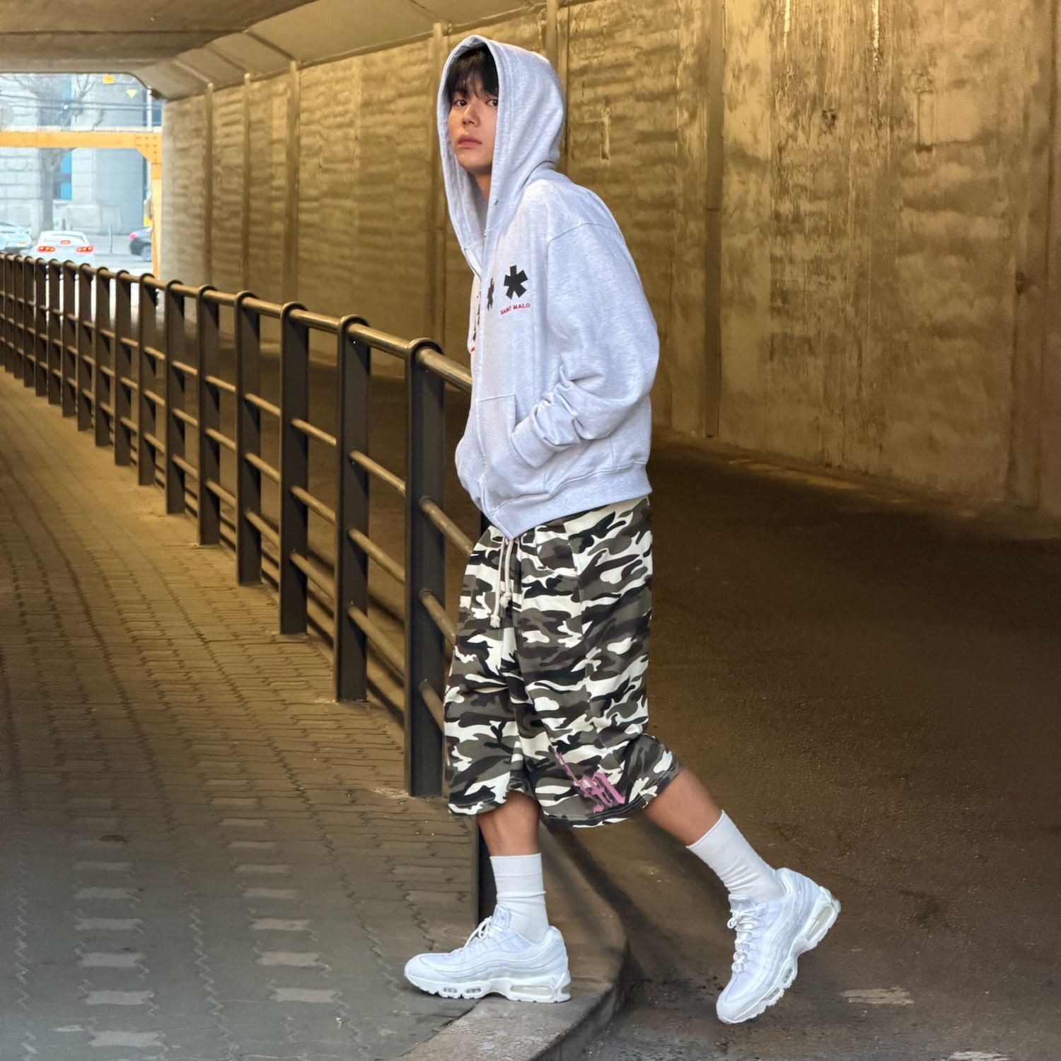 AMOU Camo One Tuck Bermuda Pants Beige 착용 스타일 - 2