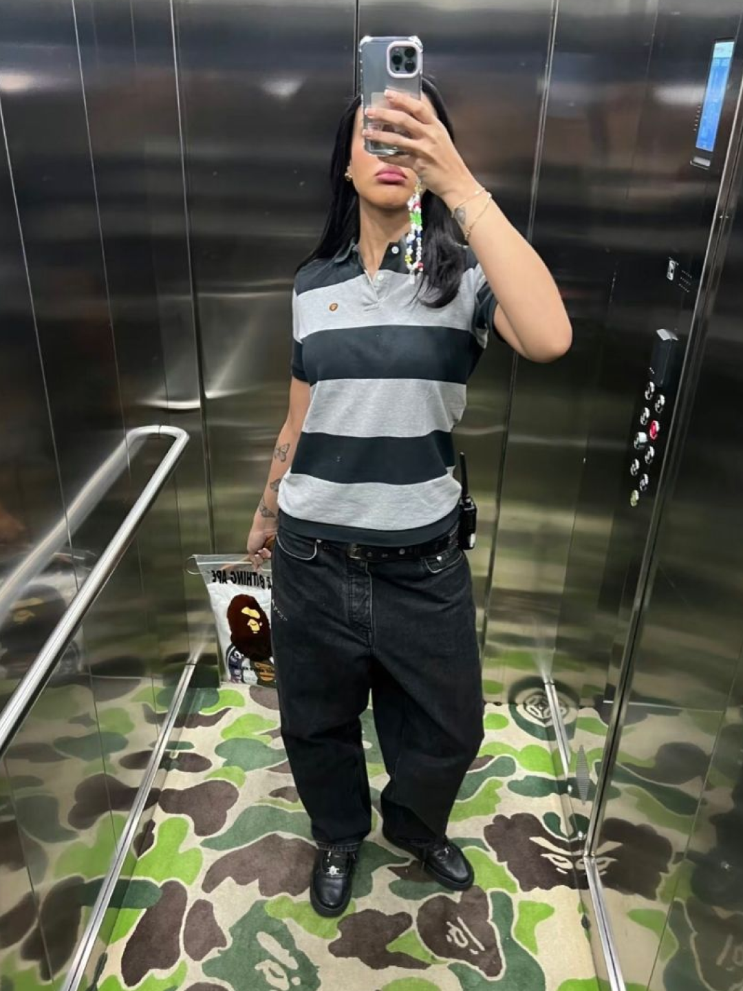 AMI de Coeur Polo Shirt Black, BAPE Milo One Point Stripe Relaxed Fit Polo Black 착용 스타일 - 5