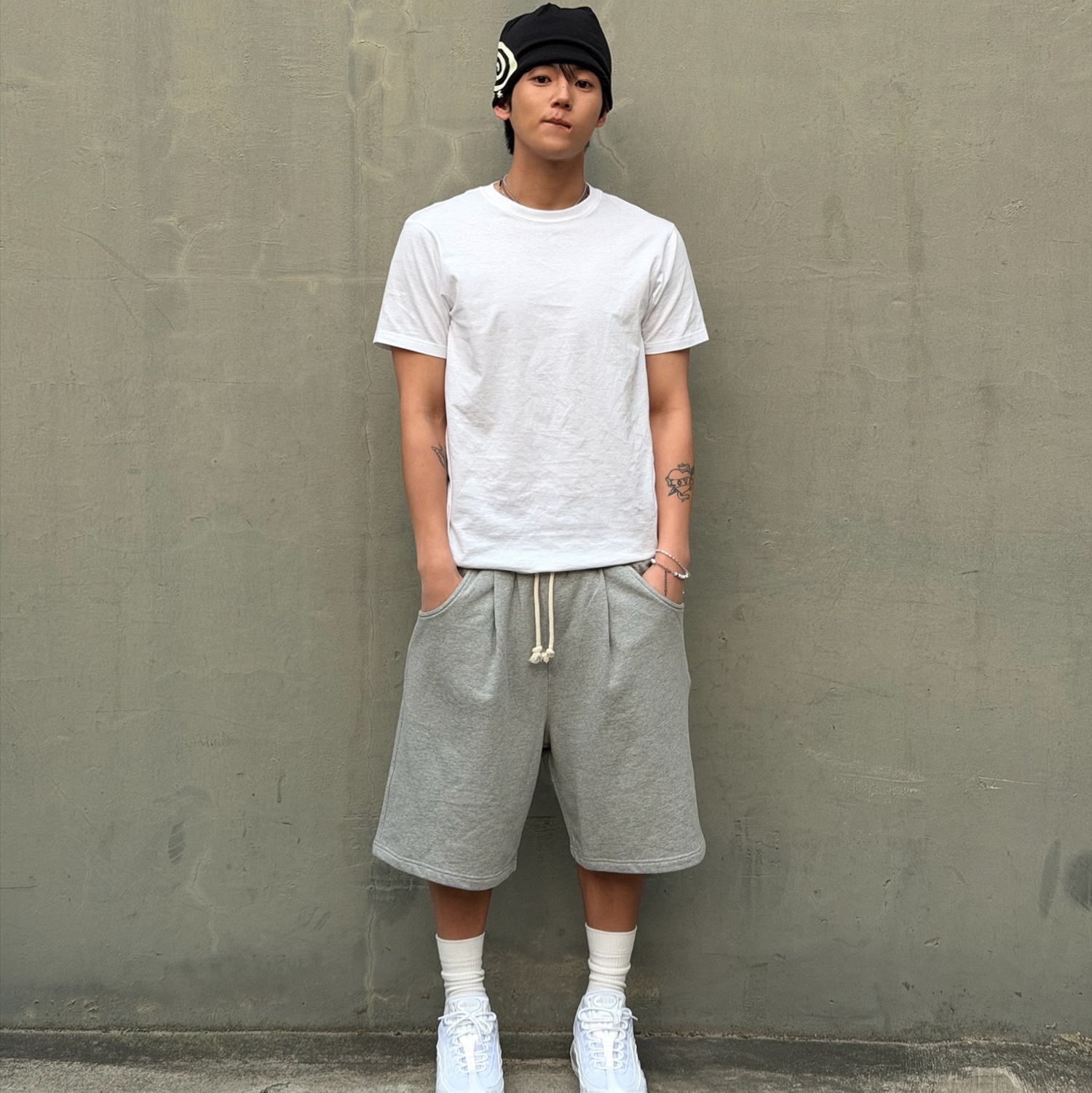 AMOU Molly One Tuck Bermuda Pants Gray 착용 스타일 - 3