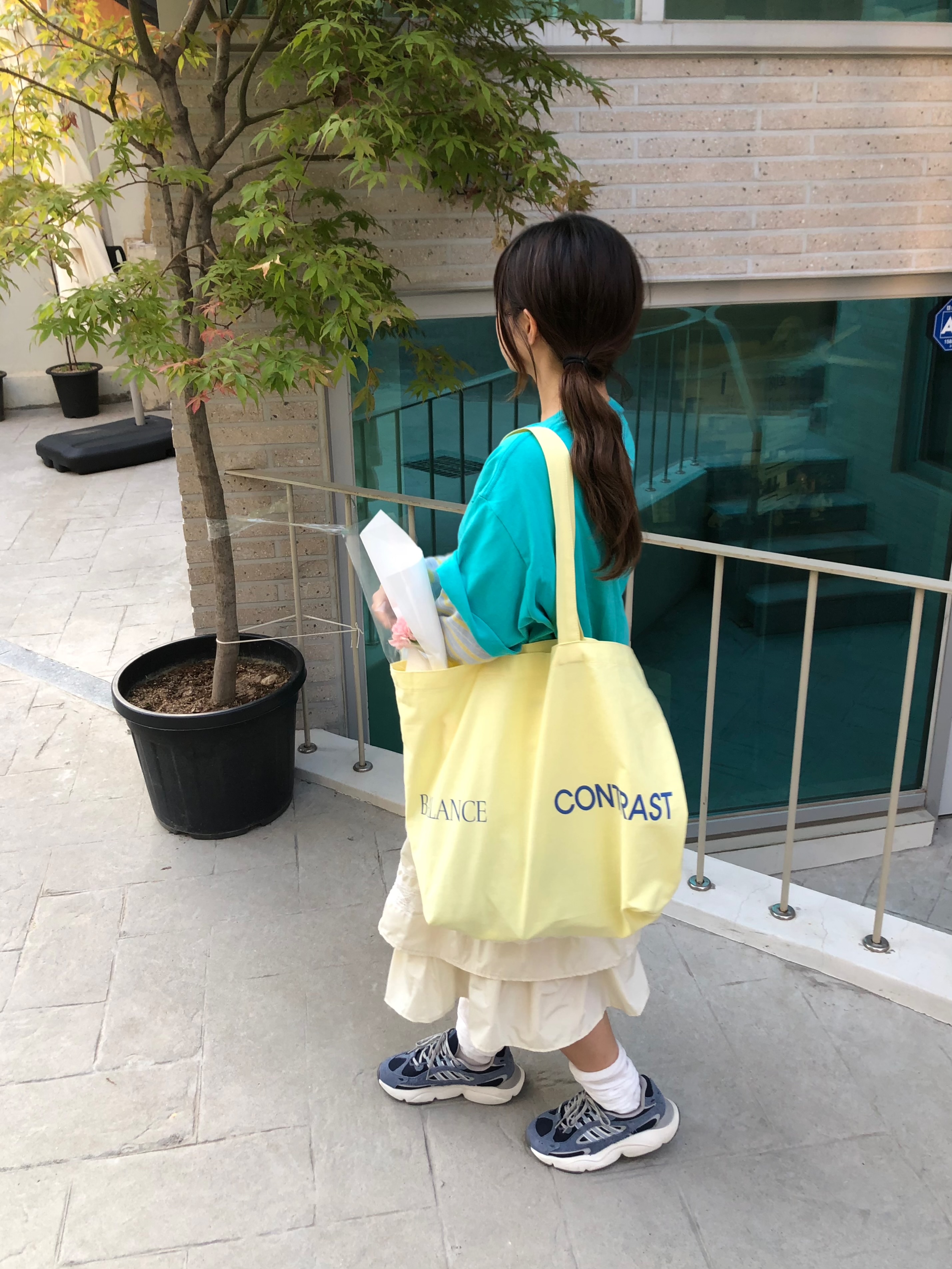 noun Easeful Tote Bag Lemon 착용 스타일 - 5