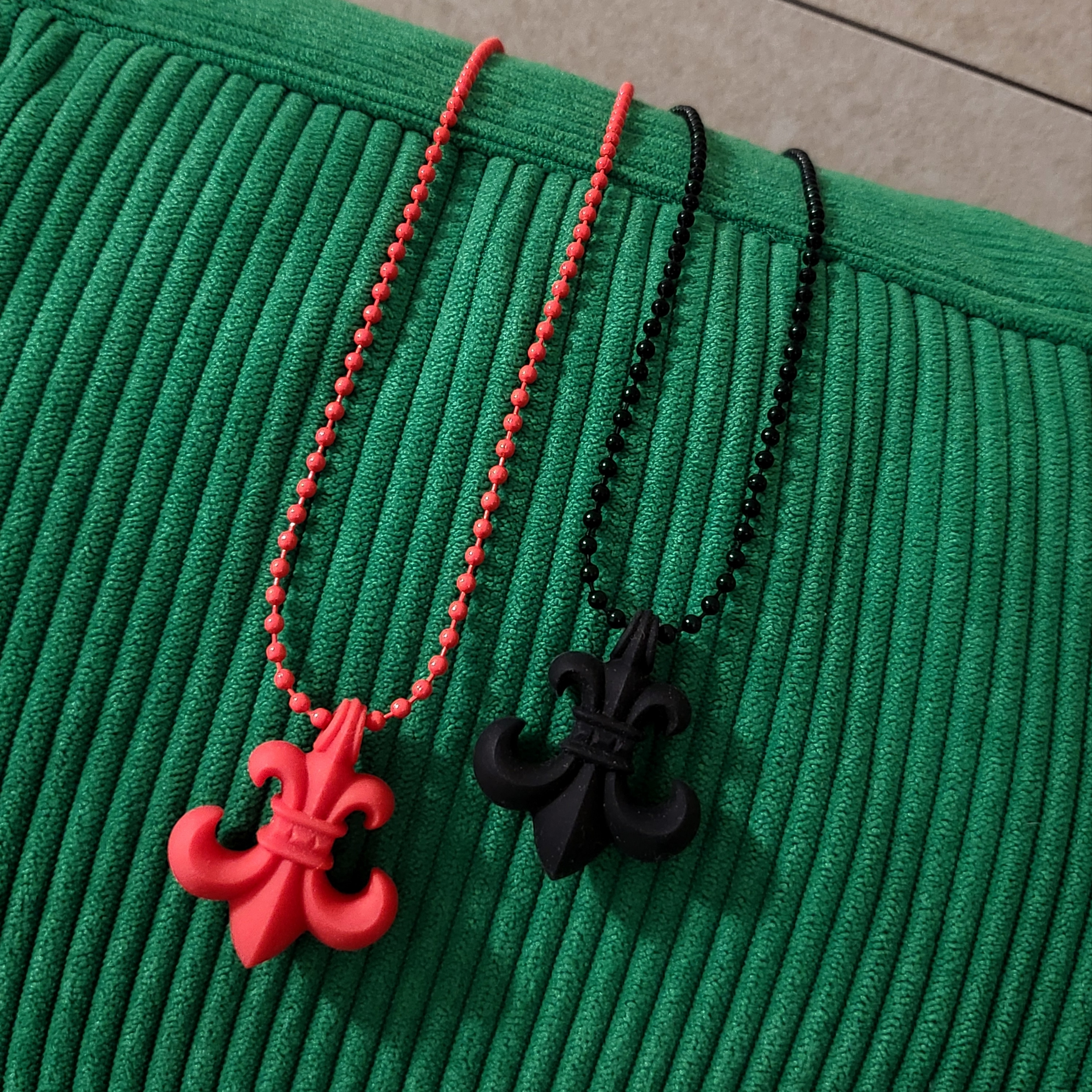 Chrome Hearts Silichrome BS Fleur Pendant Red, Chrome Hearts Silichrome BS Fleur Pendant Black 착용 스타일 - 2