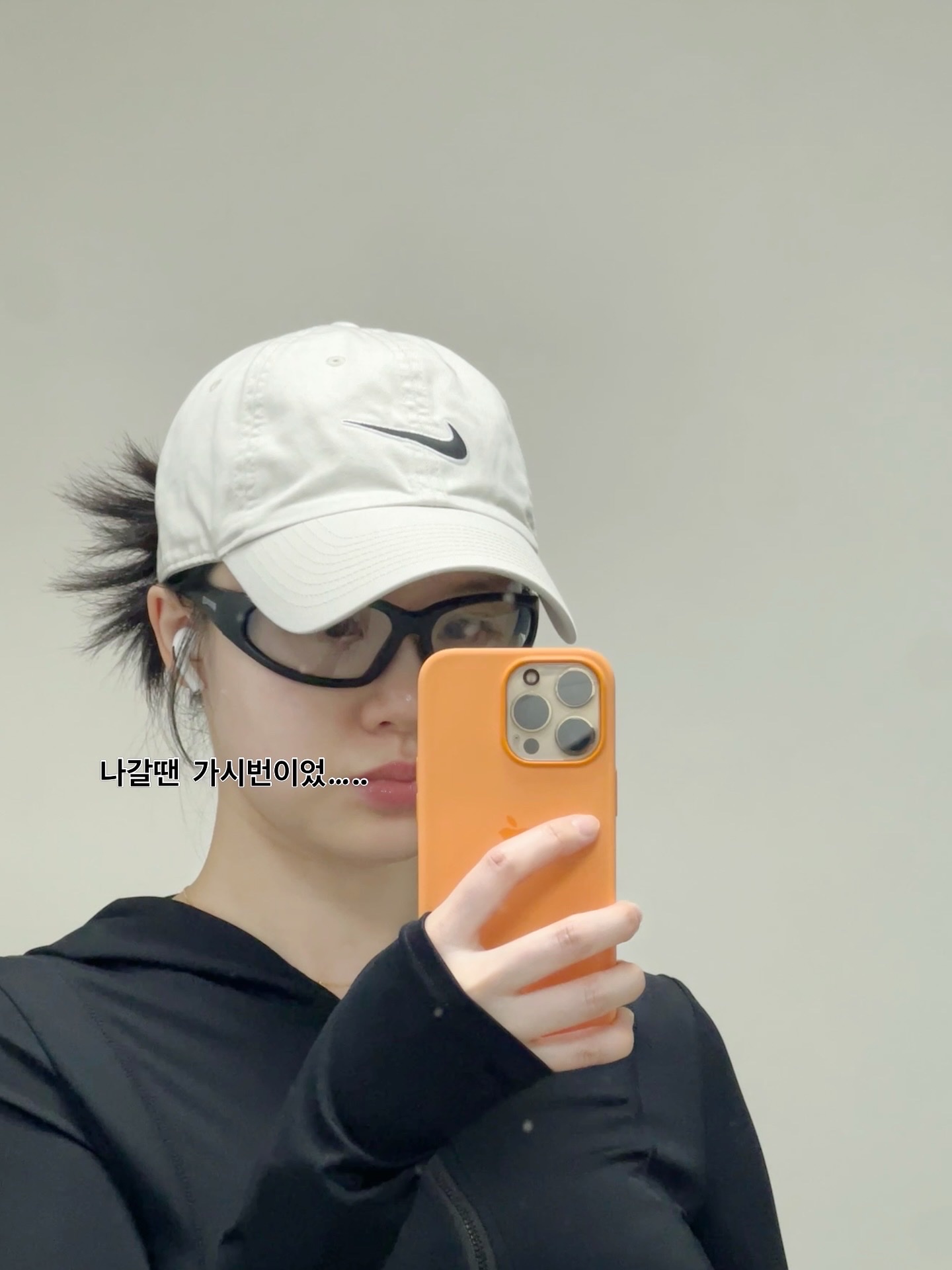 Nike Heritage 86 Essential Cap Light Bone, Global Vision 24 Hercules 1 Matte Black Clear to Smoke Photochromic Lenses 착용 스타일 - 3