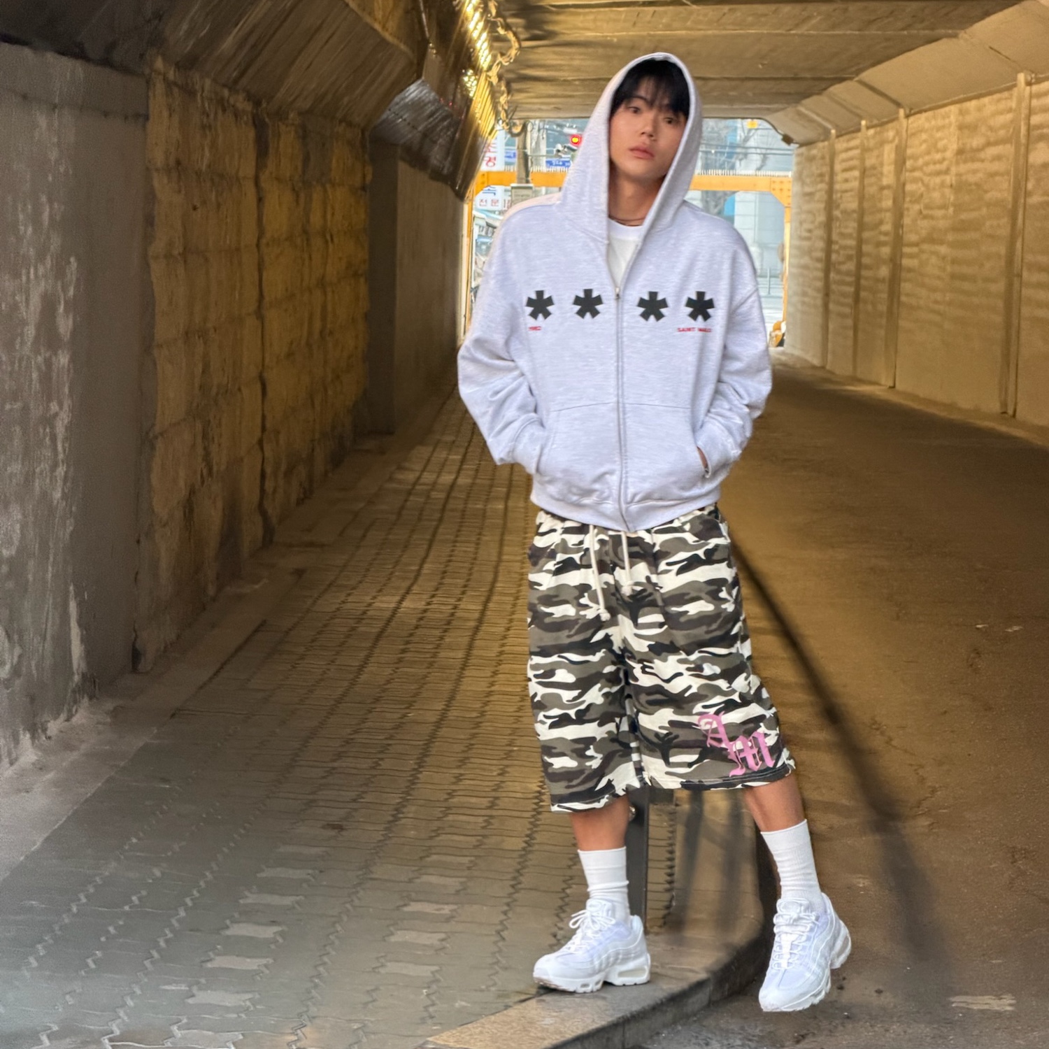AMOU Camo One Tuck Bermuda Pants Beige 착용 스타일 - 1