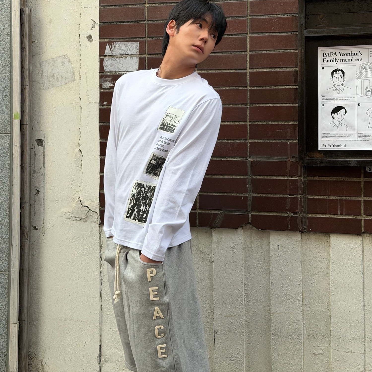 AMOU Peace One Tuck Bermuda Pants Gray 착용 스타일 - 1
