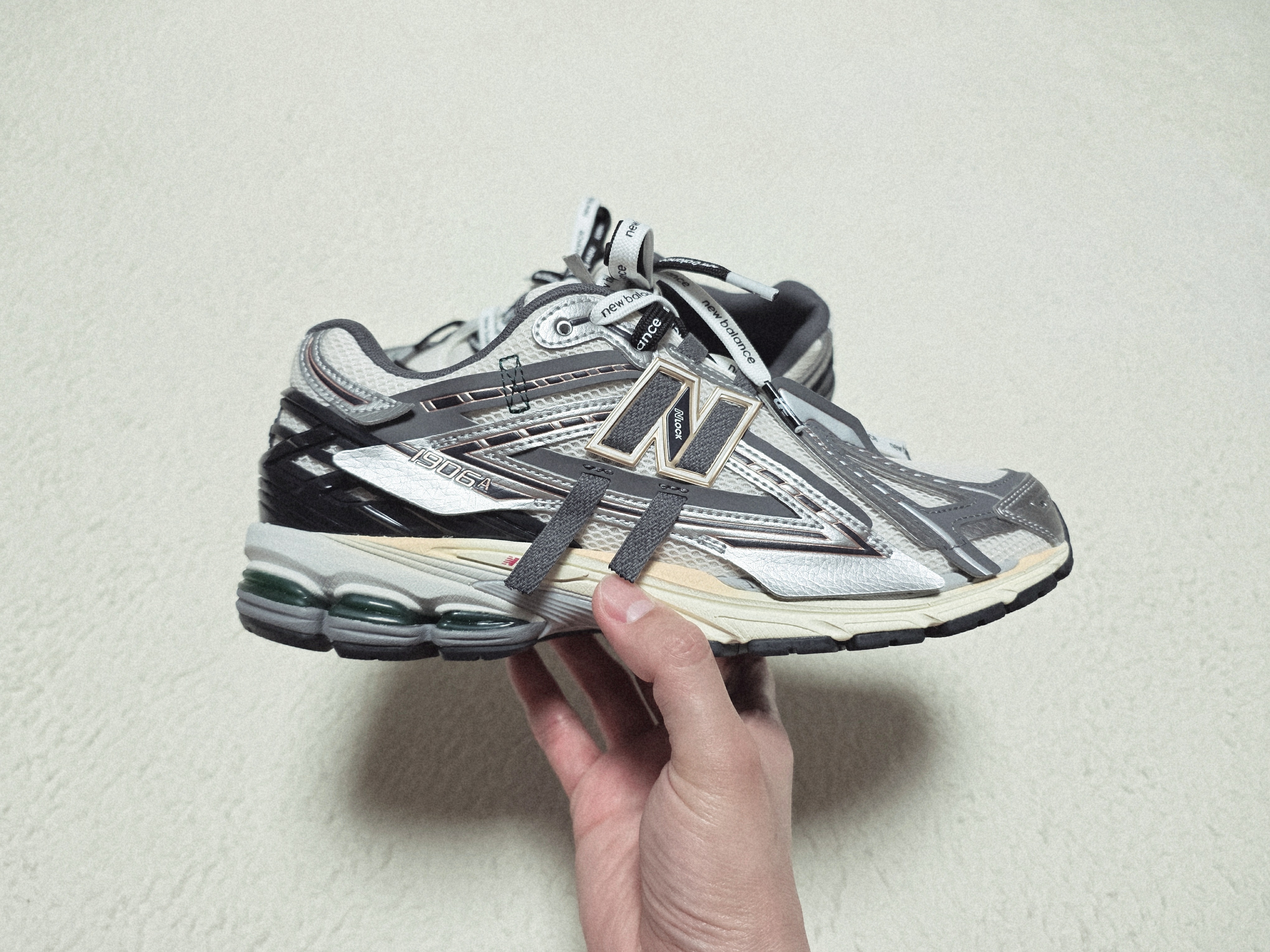 New Balance 1906A Silver Metallic Castlerock 착용 스타일 - 2