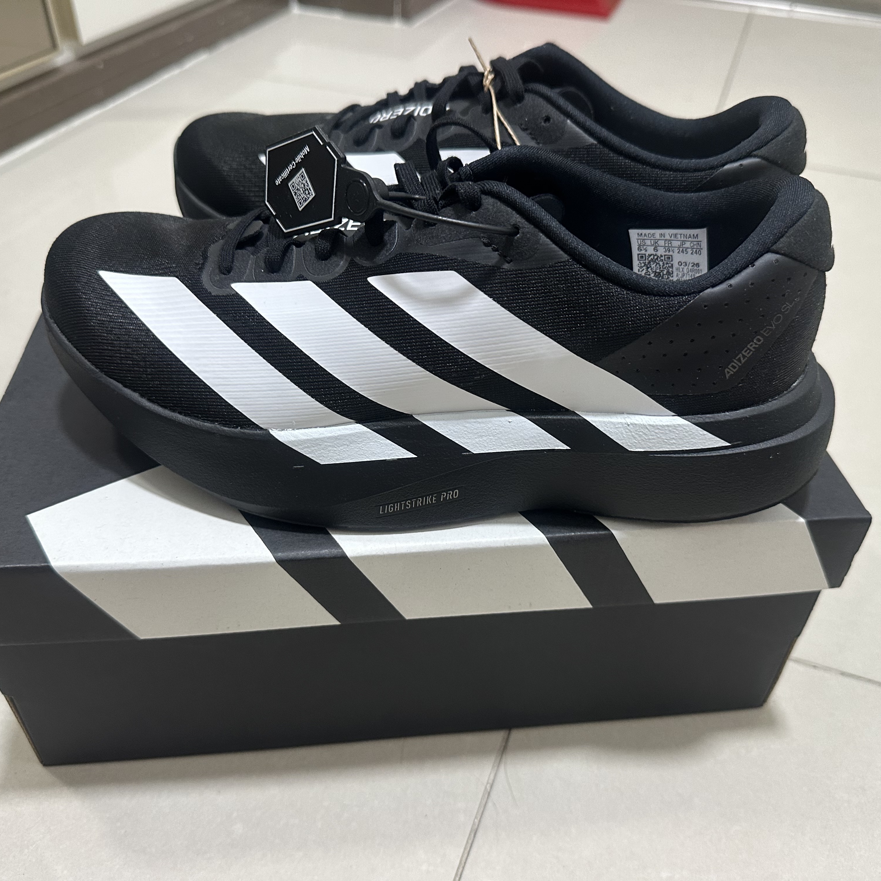 Adidas Adizero EVO SL Core Black Cloud White 착용 스타일