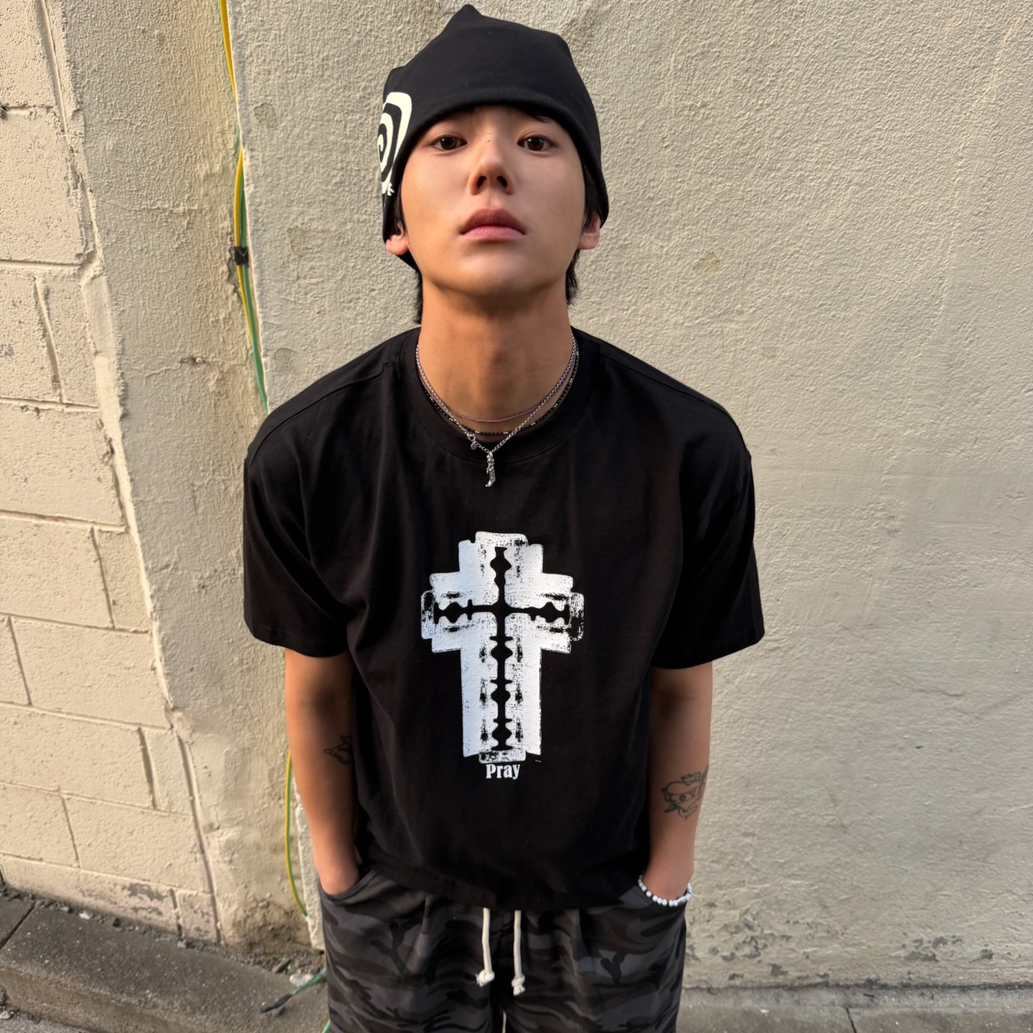 AMOU Camo One Tuck Bermuda Pants Charcoal, AMOU Razor Cross Half T-Shirts Black 착용 스타일 - 4