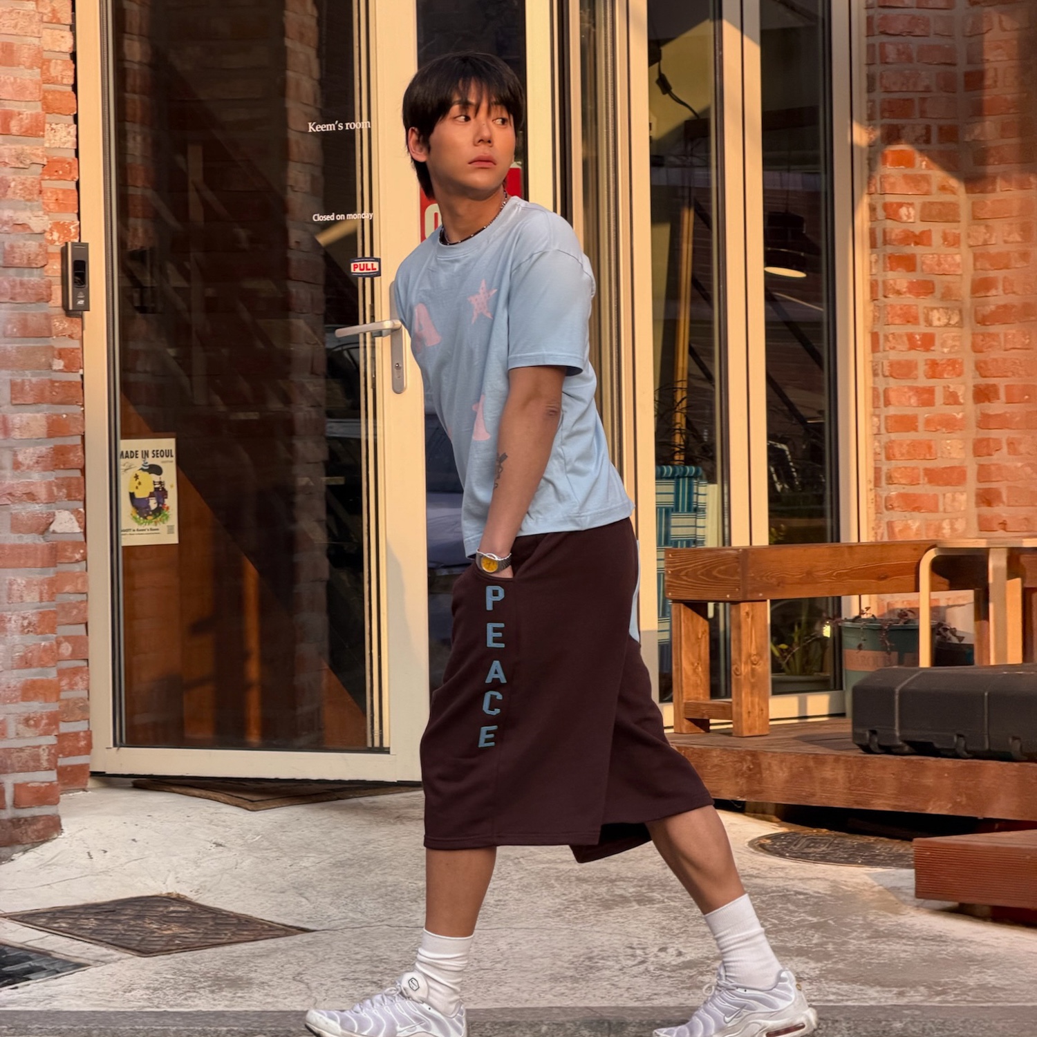 AMOU Peace One Tuck Bermuda Pants Brown, AMOU AM Star Half T-Shirts Light Blue 착용 스타일 - 4
