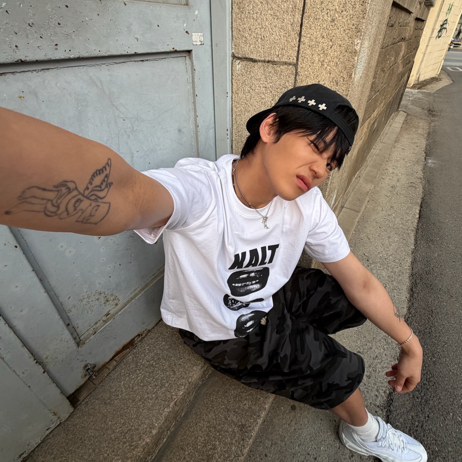 AMOU Camo One Tuck Bermuda Pants Charcoal, AMOU Kalt Lips Half T-Shirts White 착용 스타일 - 3
