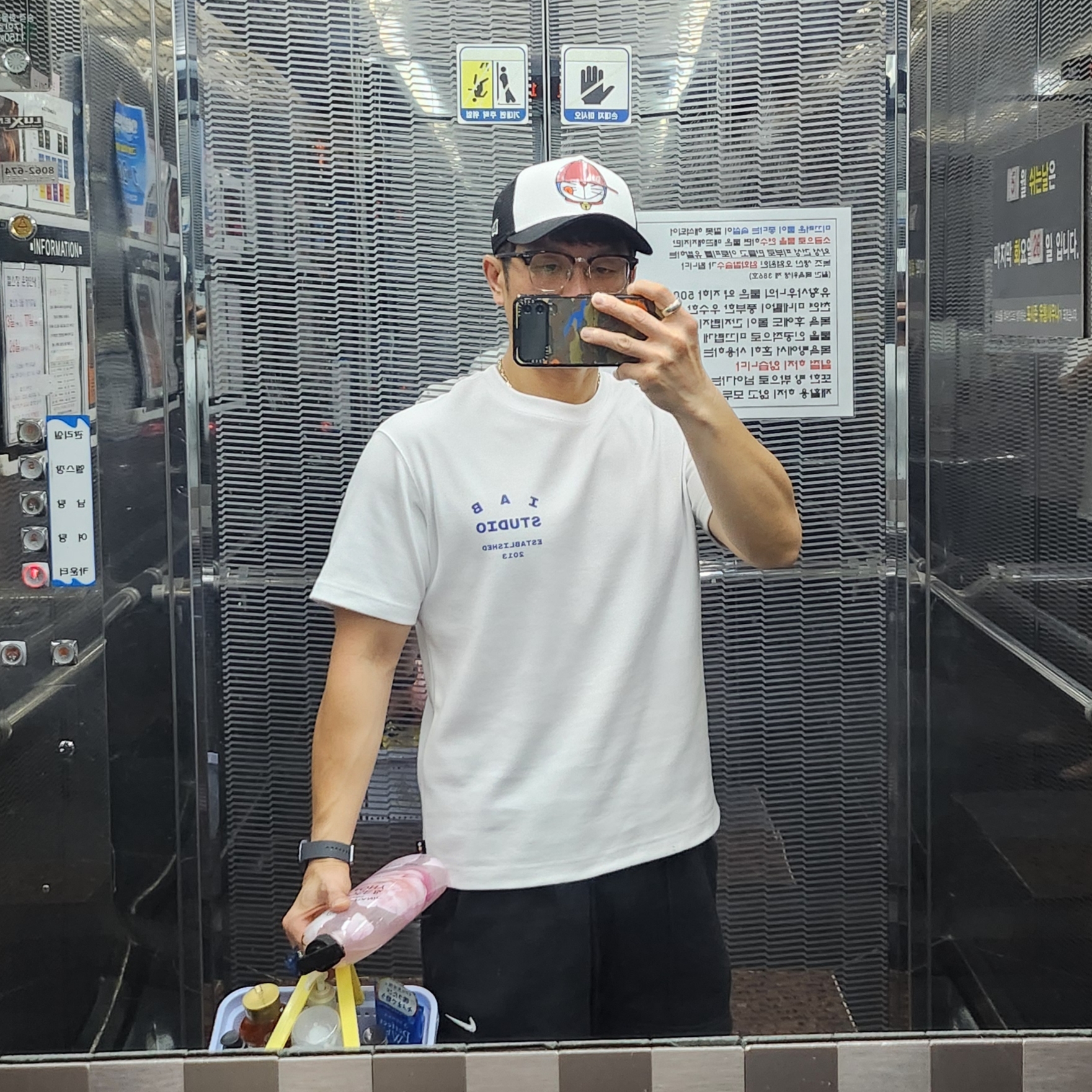 IAB Studio 26 IAB T-Shirt White Navy, New Era x Doraemon Golf 9Forty Cap A Frame Tracker Doraemon Sequins White Black 착용 스타일