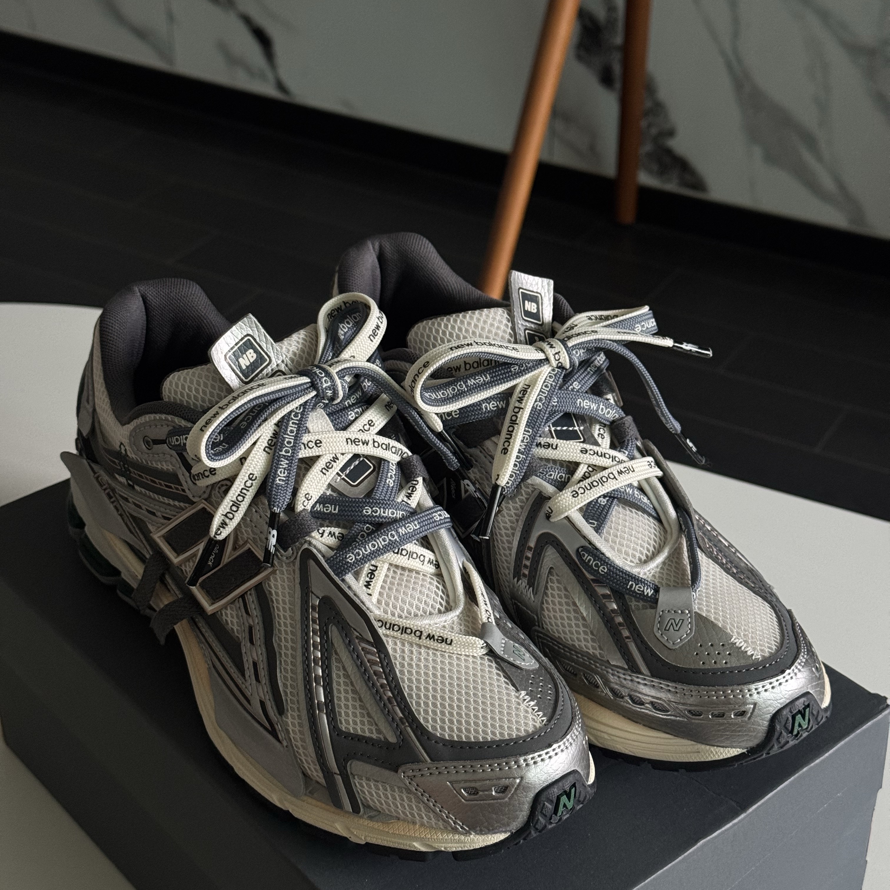 New Balance 1906A Silver Metallic Castlerock 착용 스타일