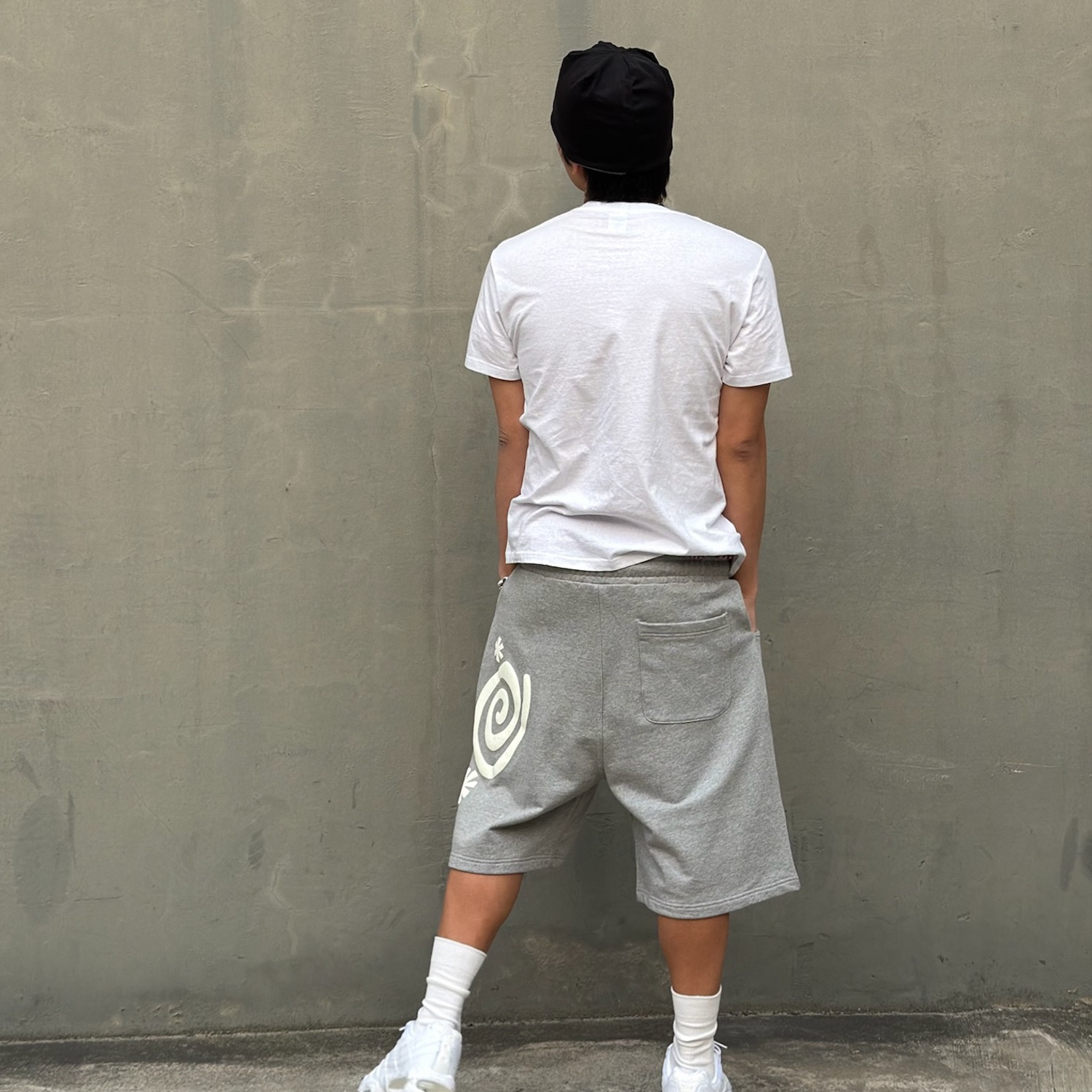 AMOU Molly One Tuck Bermuda Pants Gray 착용 스타일 - 2