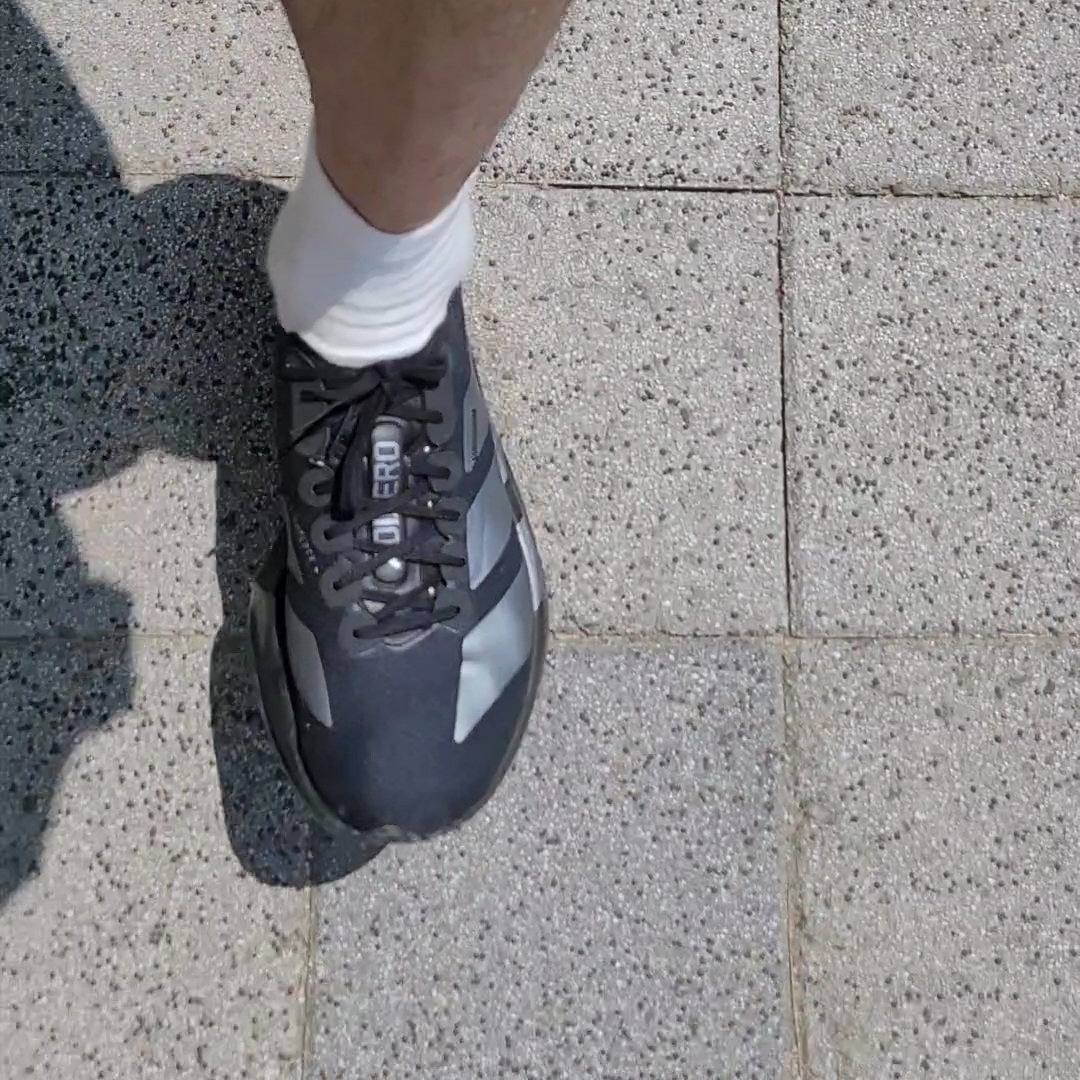 Adidas Adizero Adios Pro 4 Core Black Iron Metallic 착용 스타일